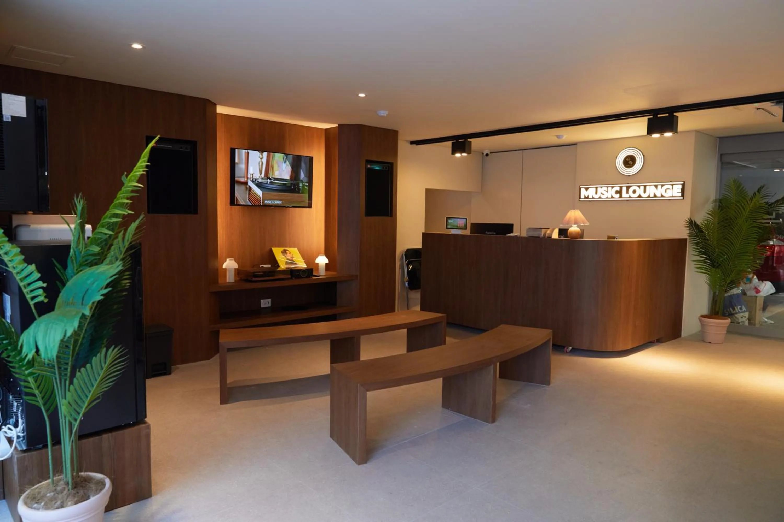 Communal lounge/ TV room in Anook Hotel Suwon