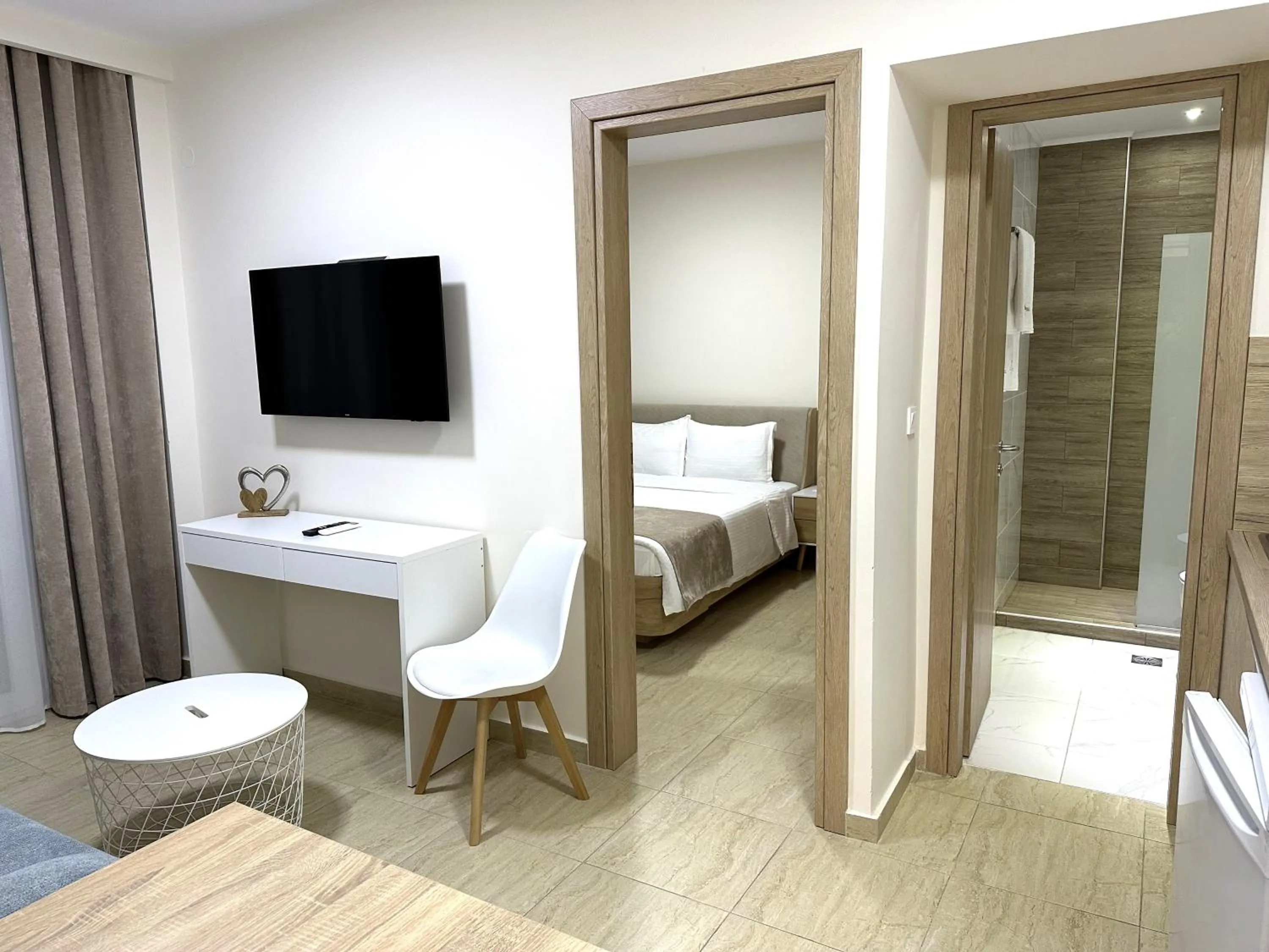 TV and multimedia, Bed in Navarino Luxe Suites