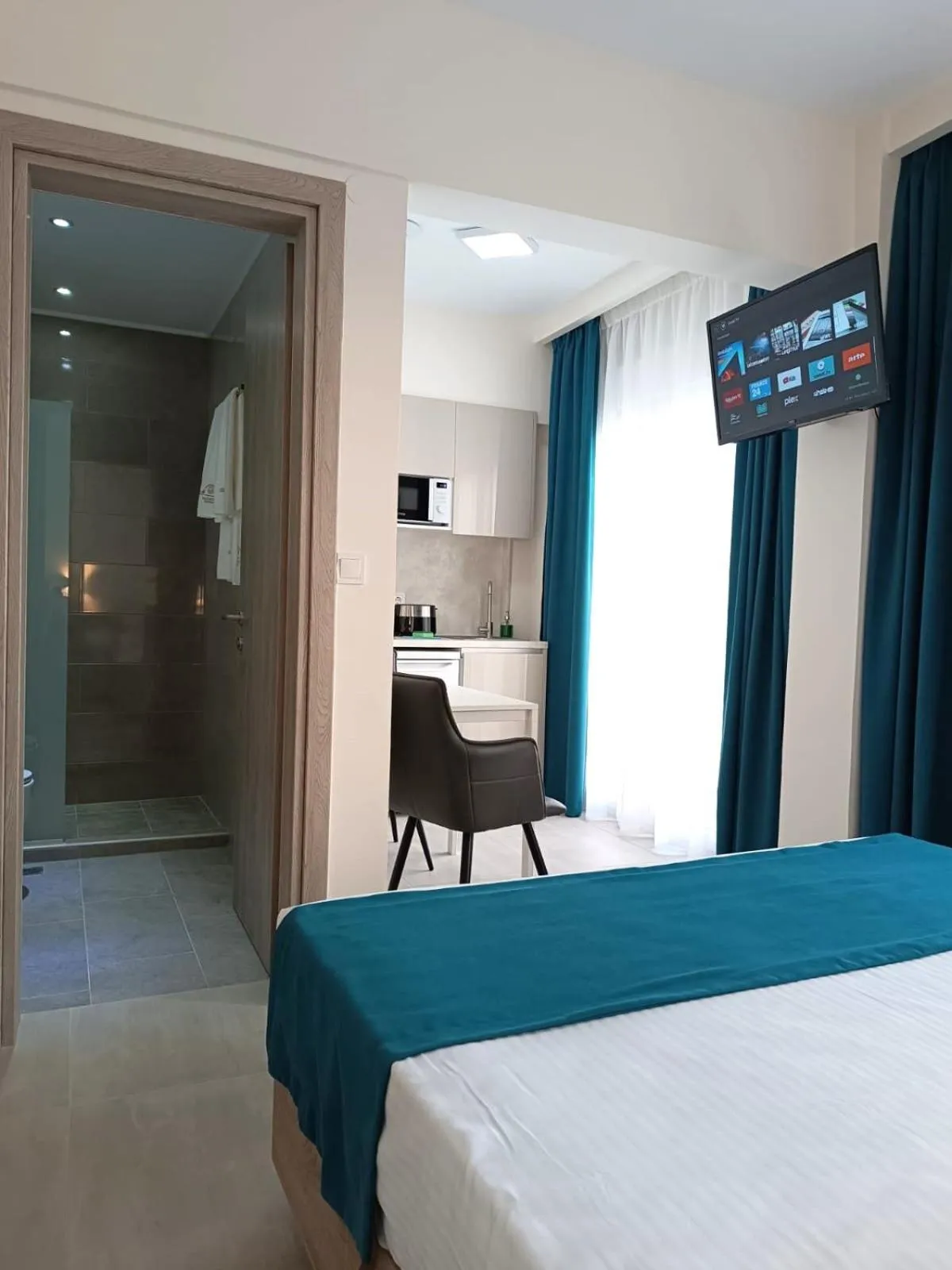 TV and multimedia, Bed in Navarino Luxe Suites