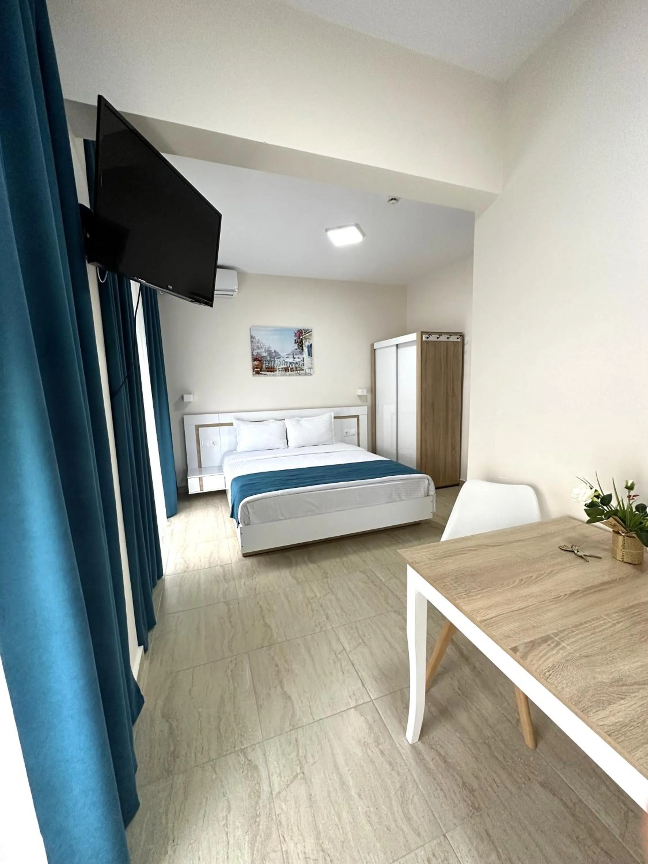 Photo of the whole room, Bed in Navarino Luxe Suites