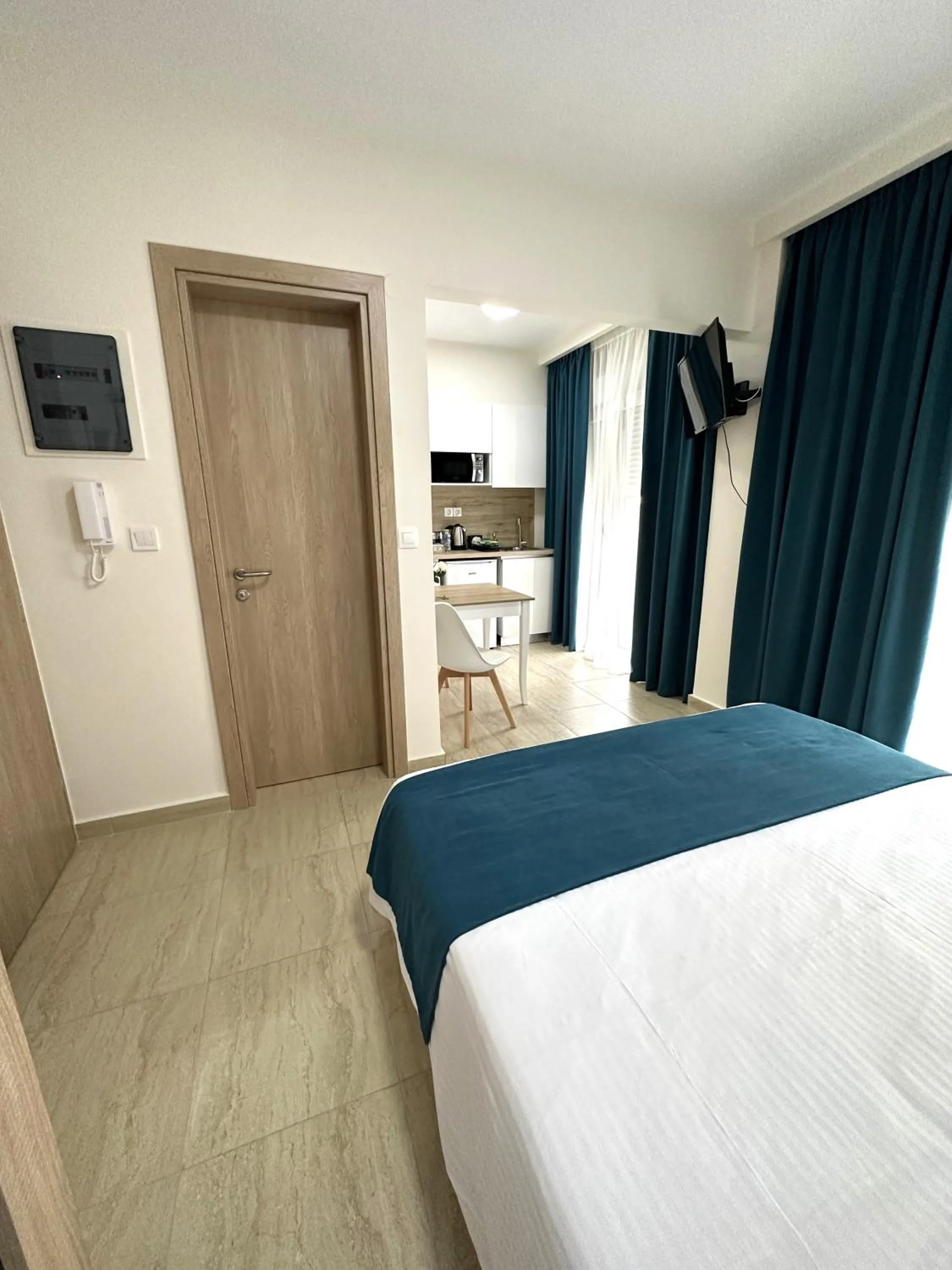 Photo of the whole room, Bed in Navarino Luxe Suites