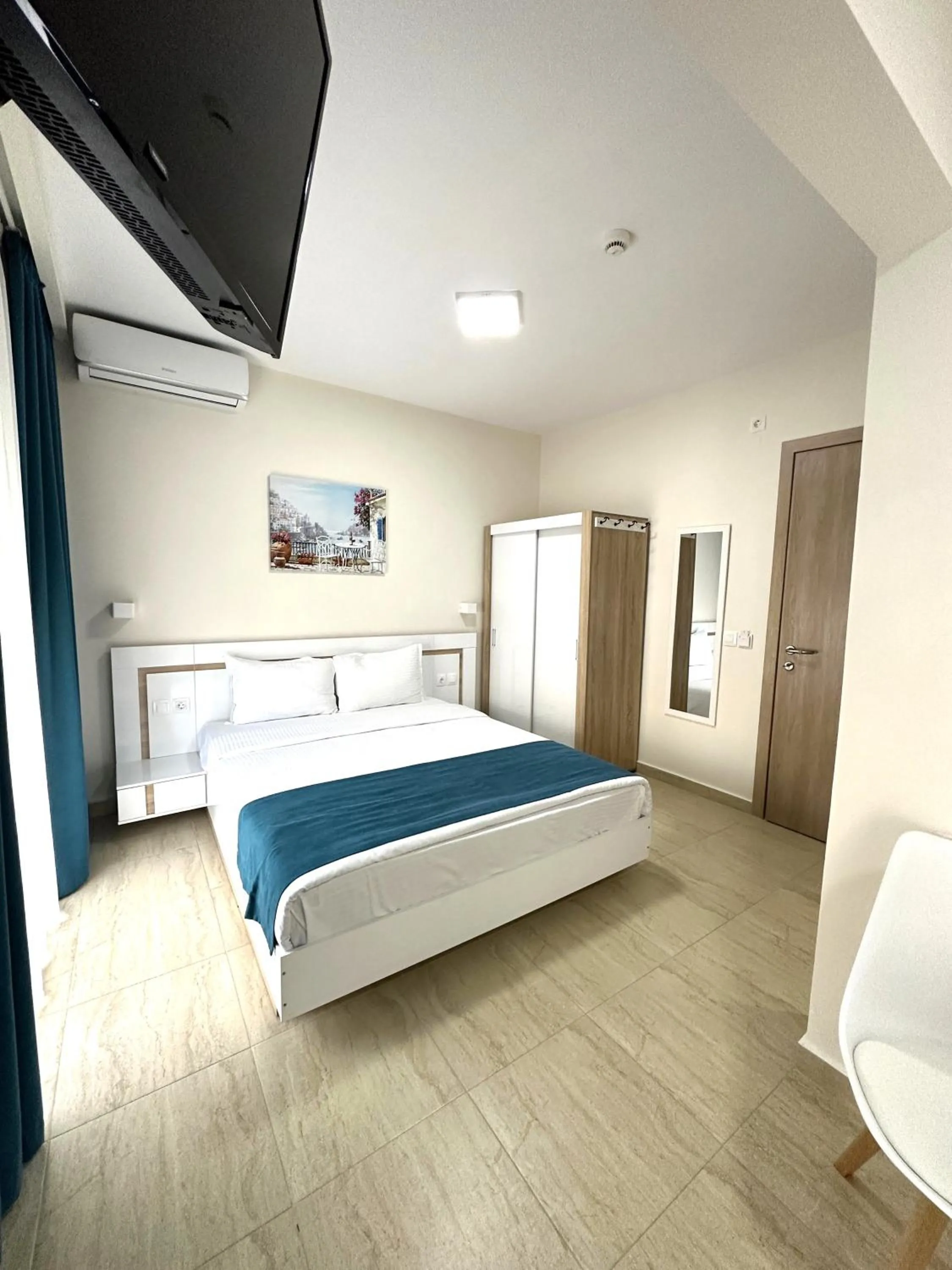 Photo of the whole room, Bed in Navarino Luxe Suites