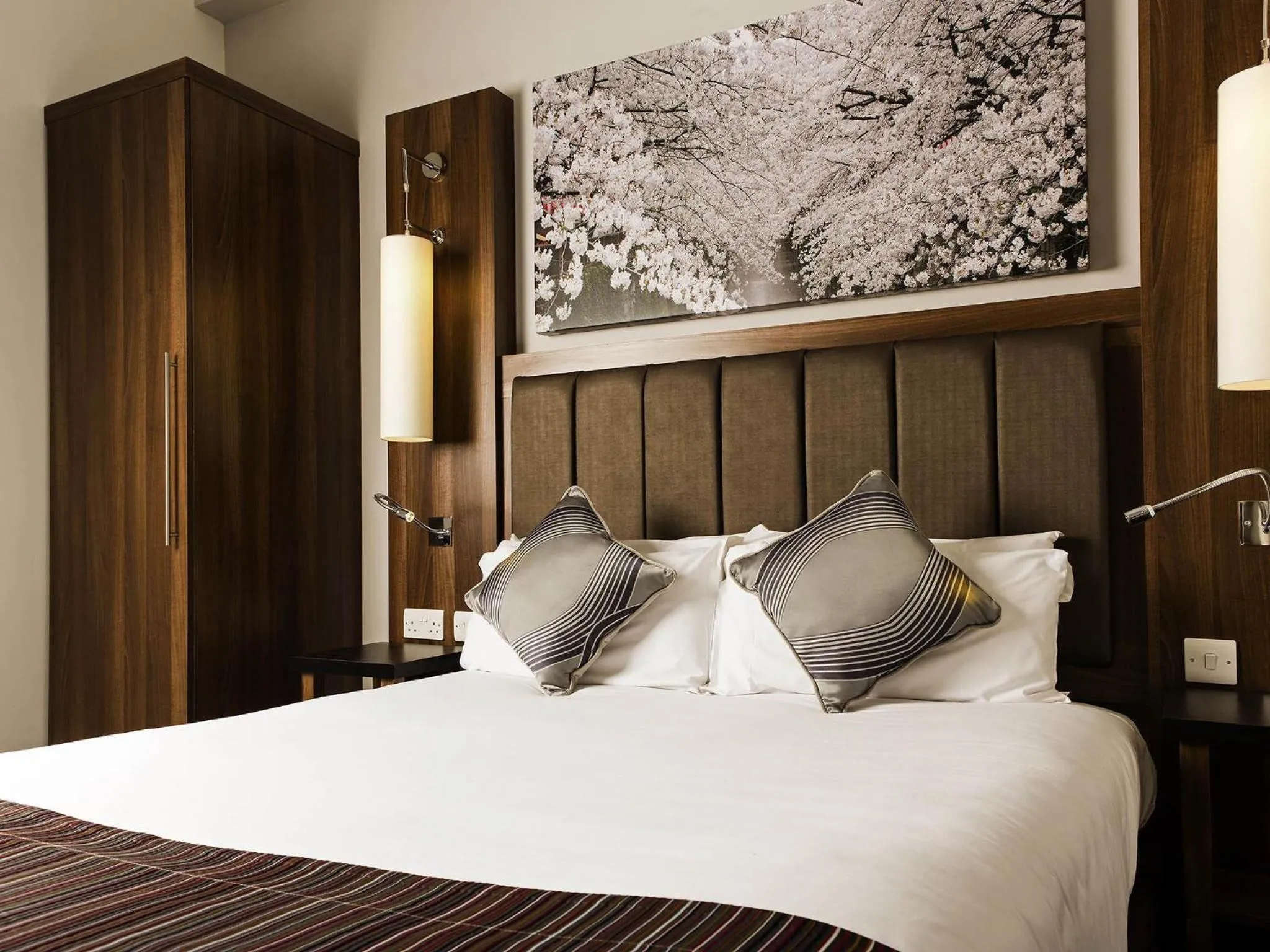 Property building, Bed in Mercure Darlington King's Hotel