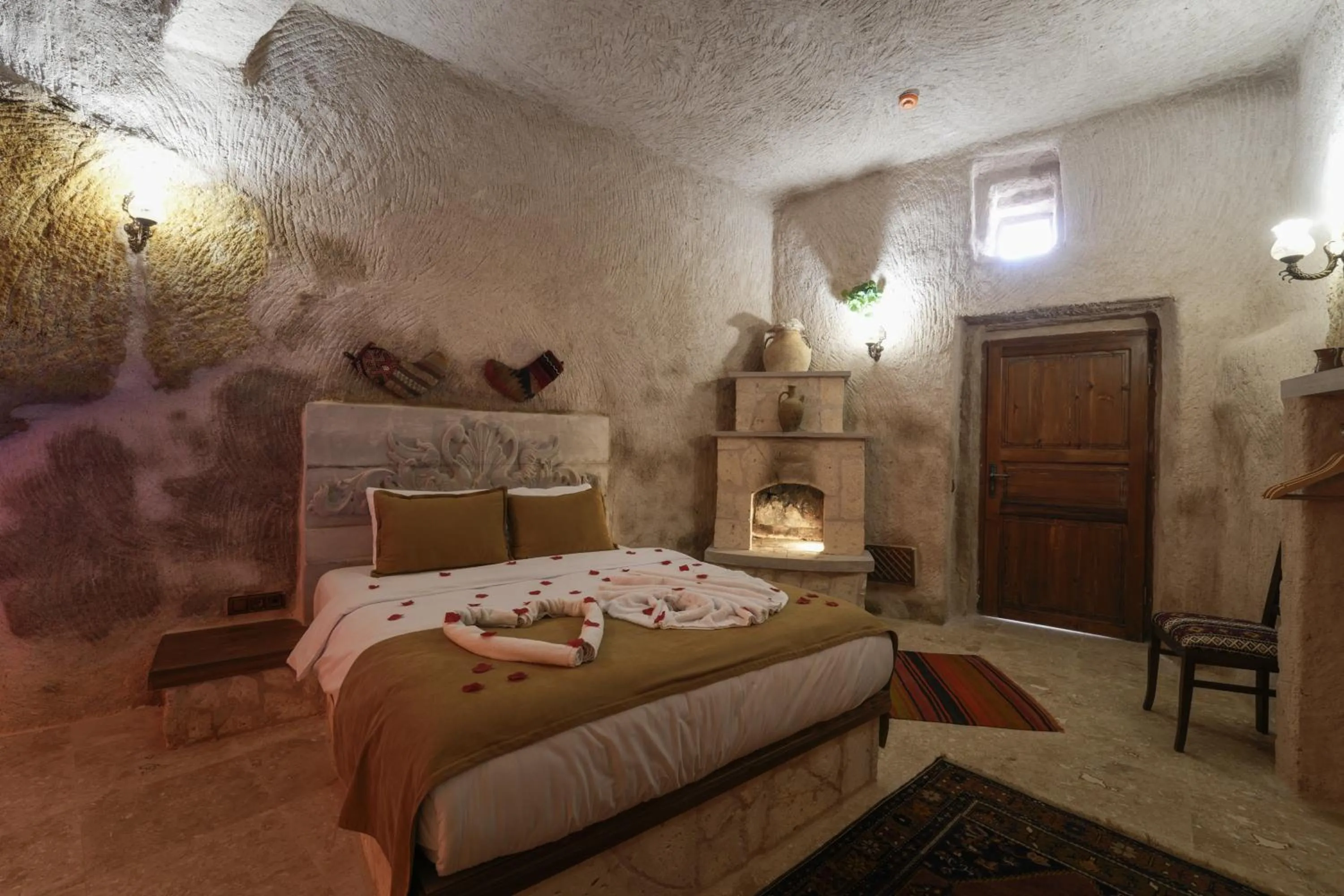 Photo of the whole room, Bed in By Yüksel Cave