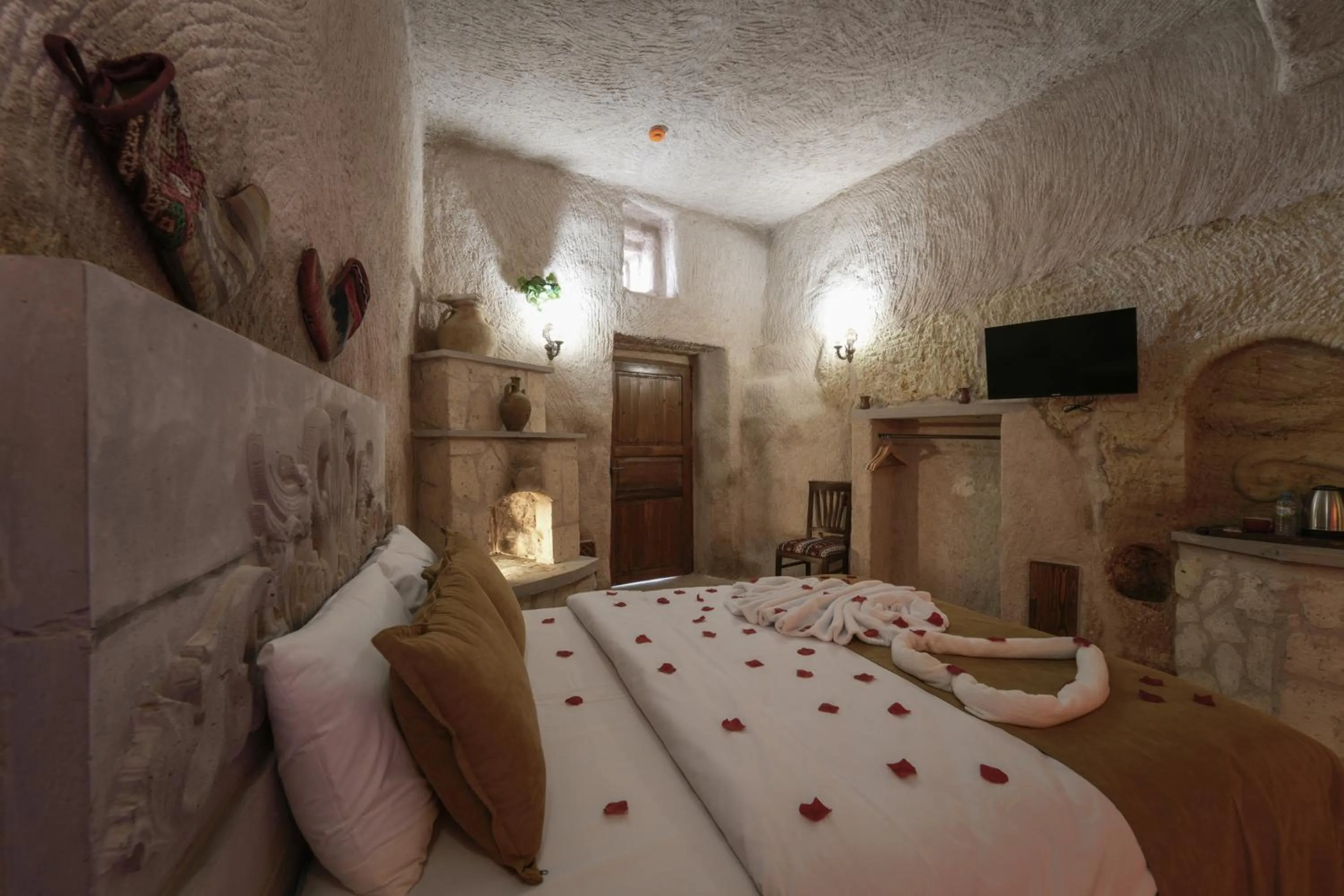 Photo of the whole room, Bed in By Yüksel Cave