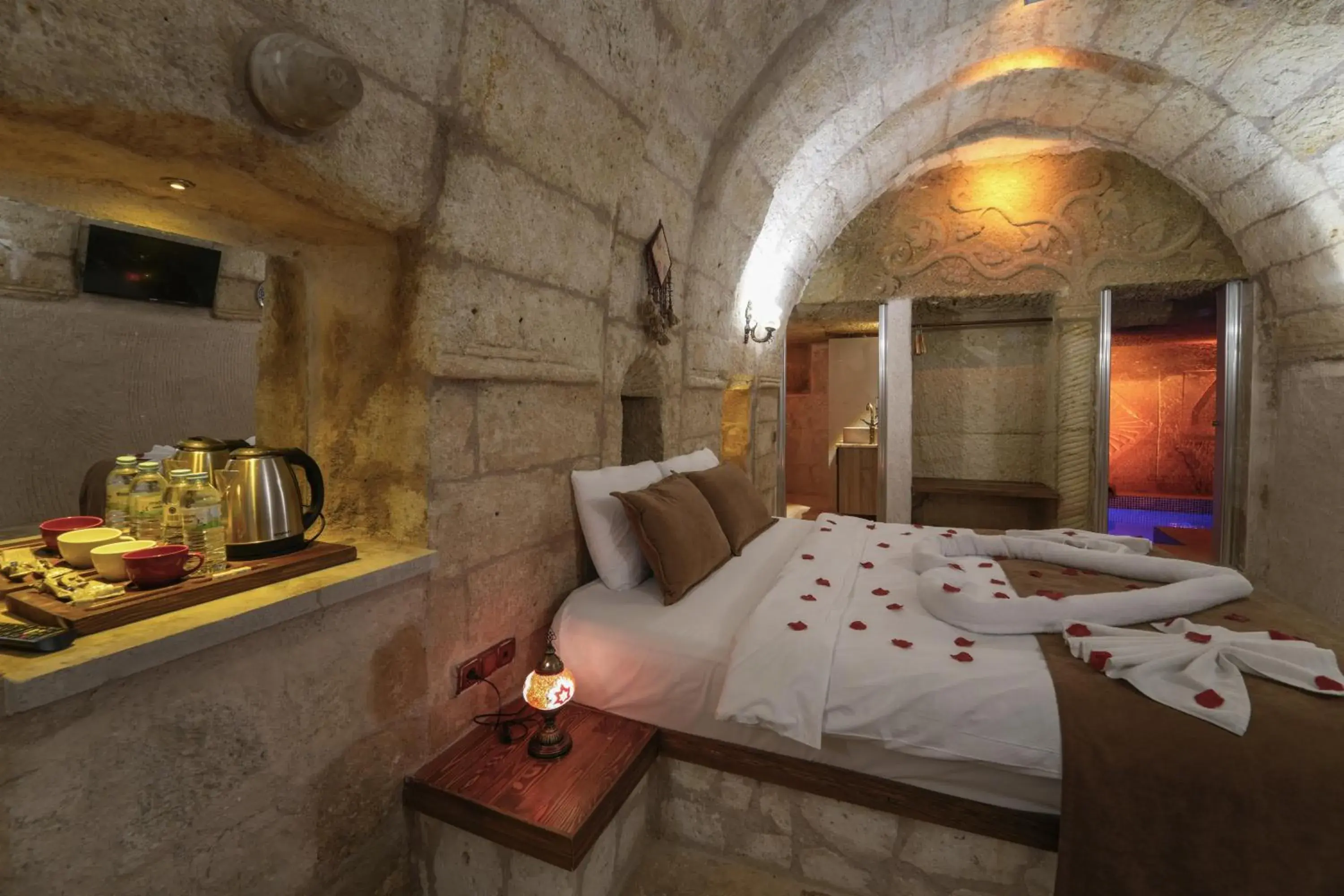 Suite with Private Pool in By Yüksel Cave Suite with Private Pool in By Yüksel Cave