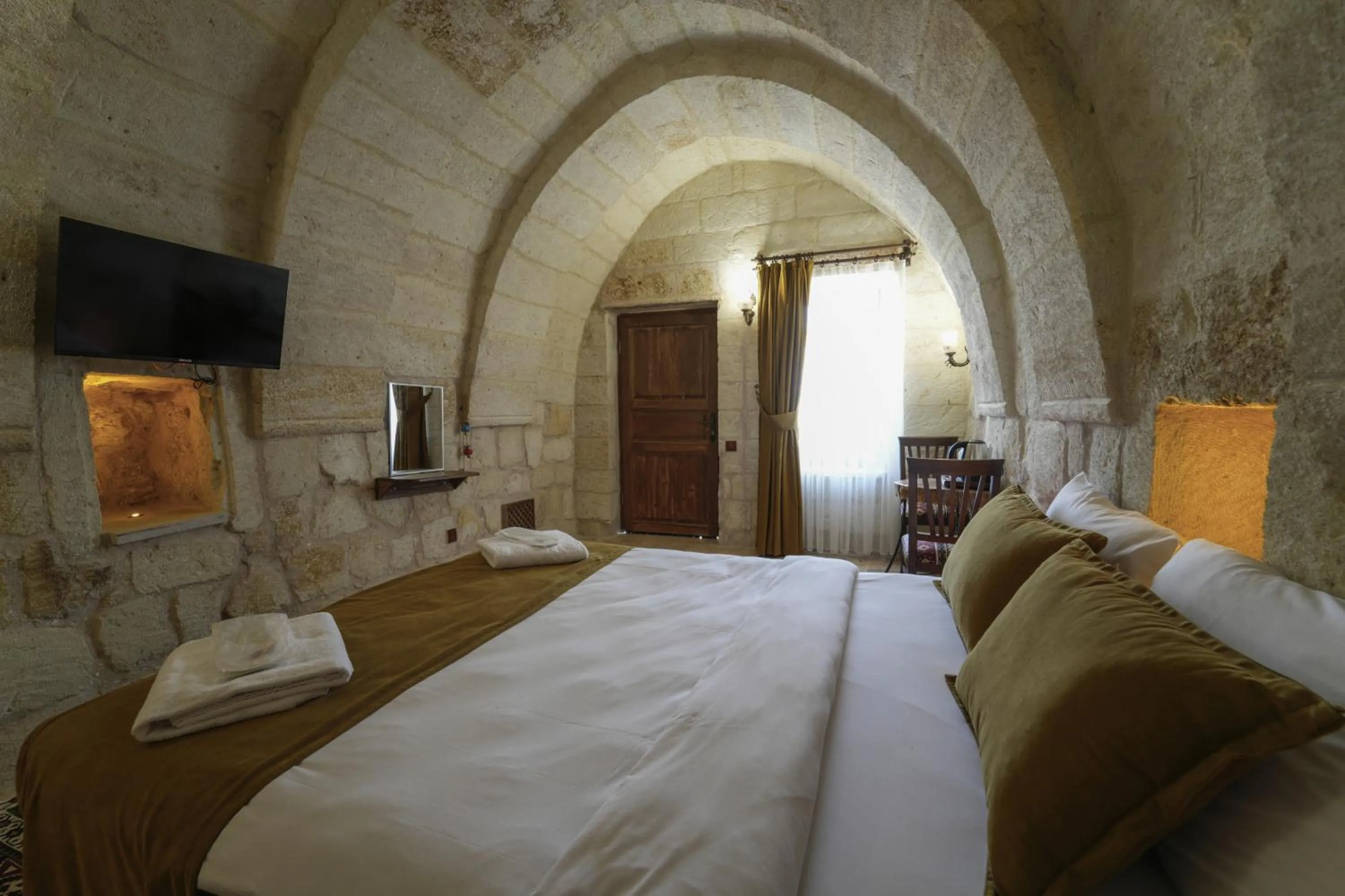 Living room, Bed in By Yüksel Cave