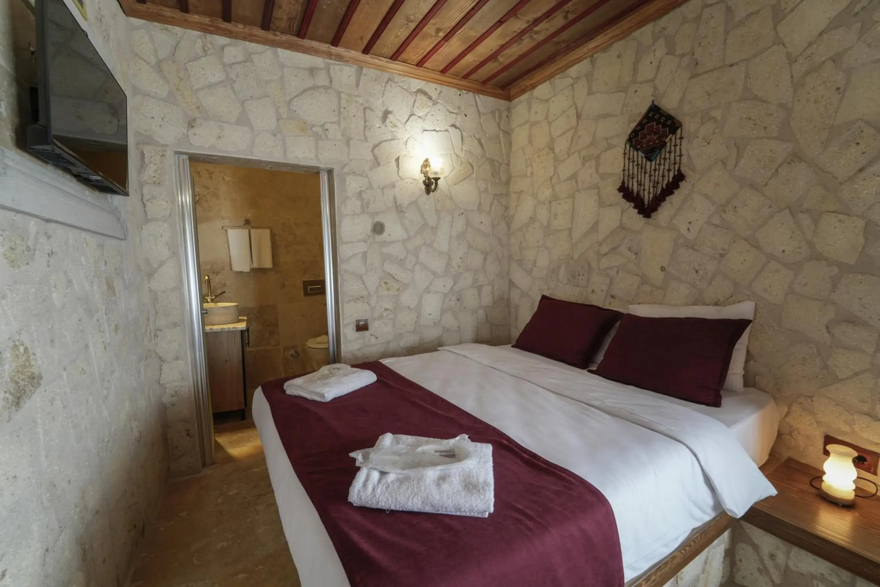 Deluxe Double Room in By Yüksel Cave Deluxe Double Room in By Yüksel Cave