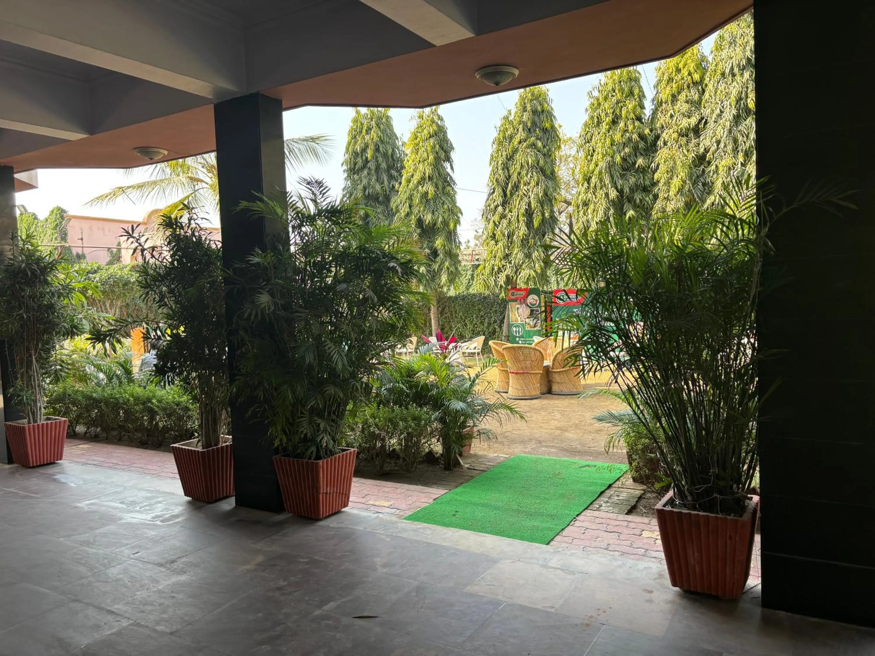 Restaurant/places to eat in Hotel Maya international