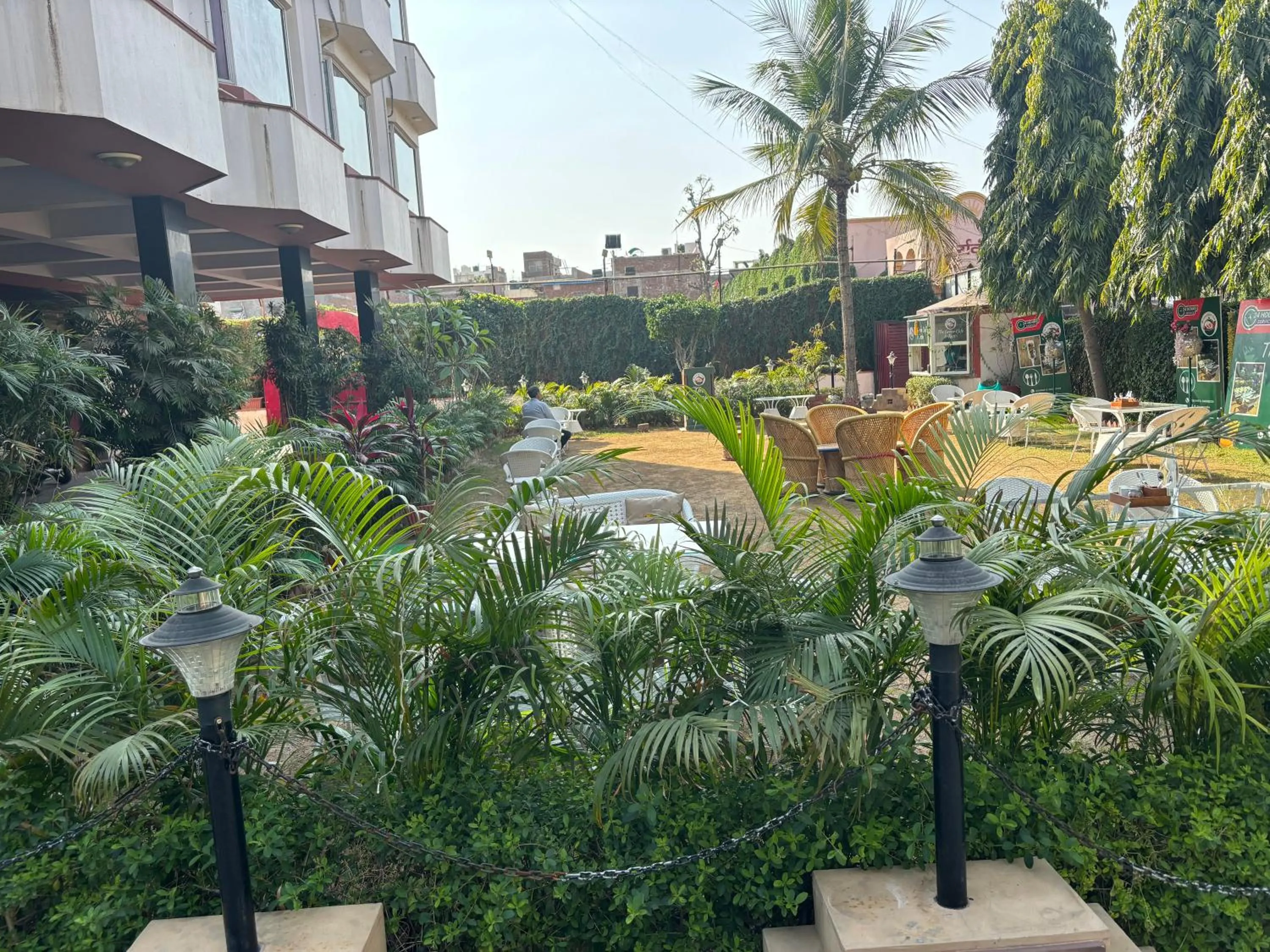 Restaurant/places to eat in Hotel Maya international