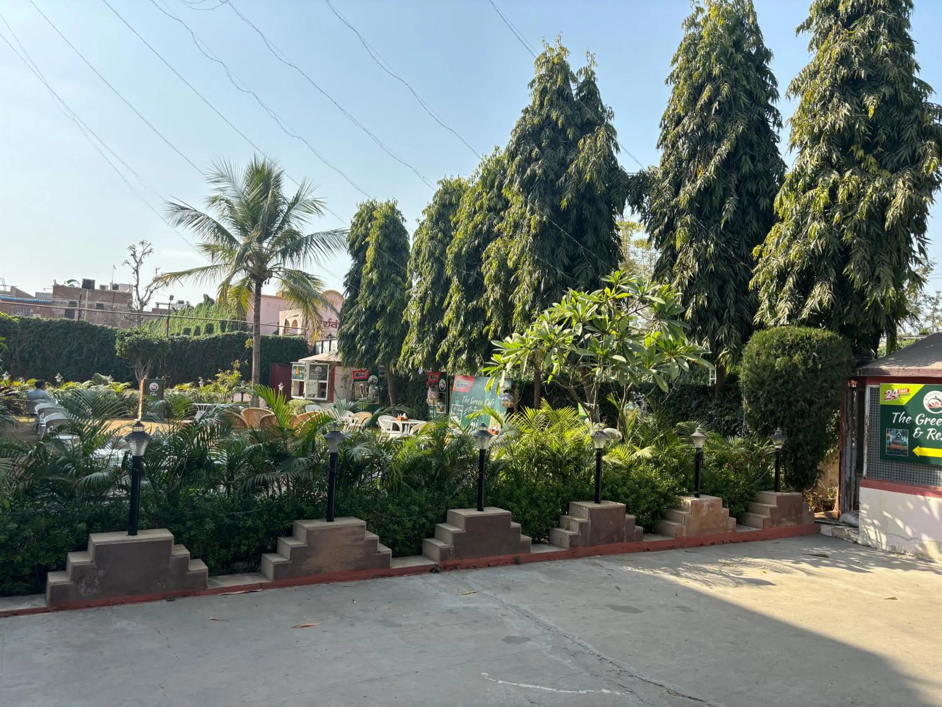 Restaurant/places to eat in Hotel Maya international