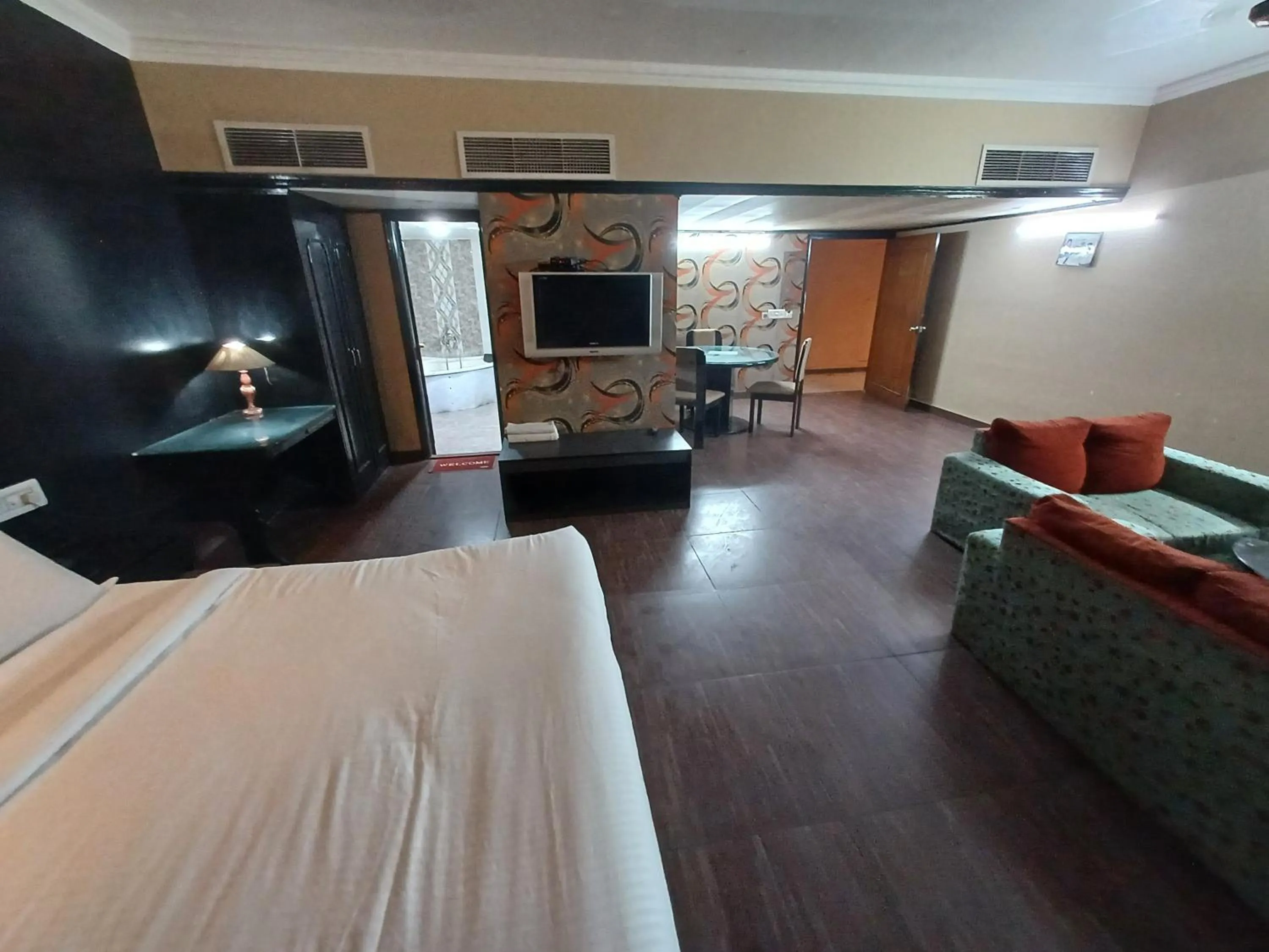 Bedroom, Bed in Hotel Maya international