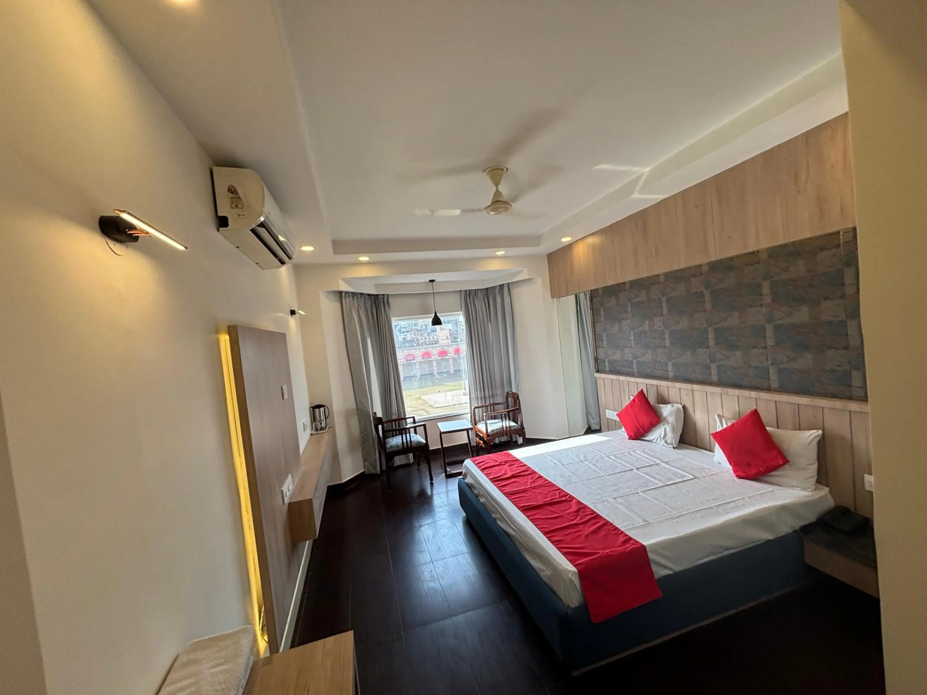 Bedroom, Bed in Hotel Maya international