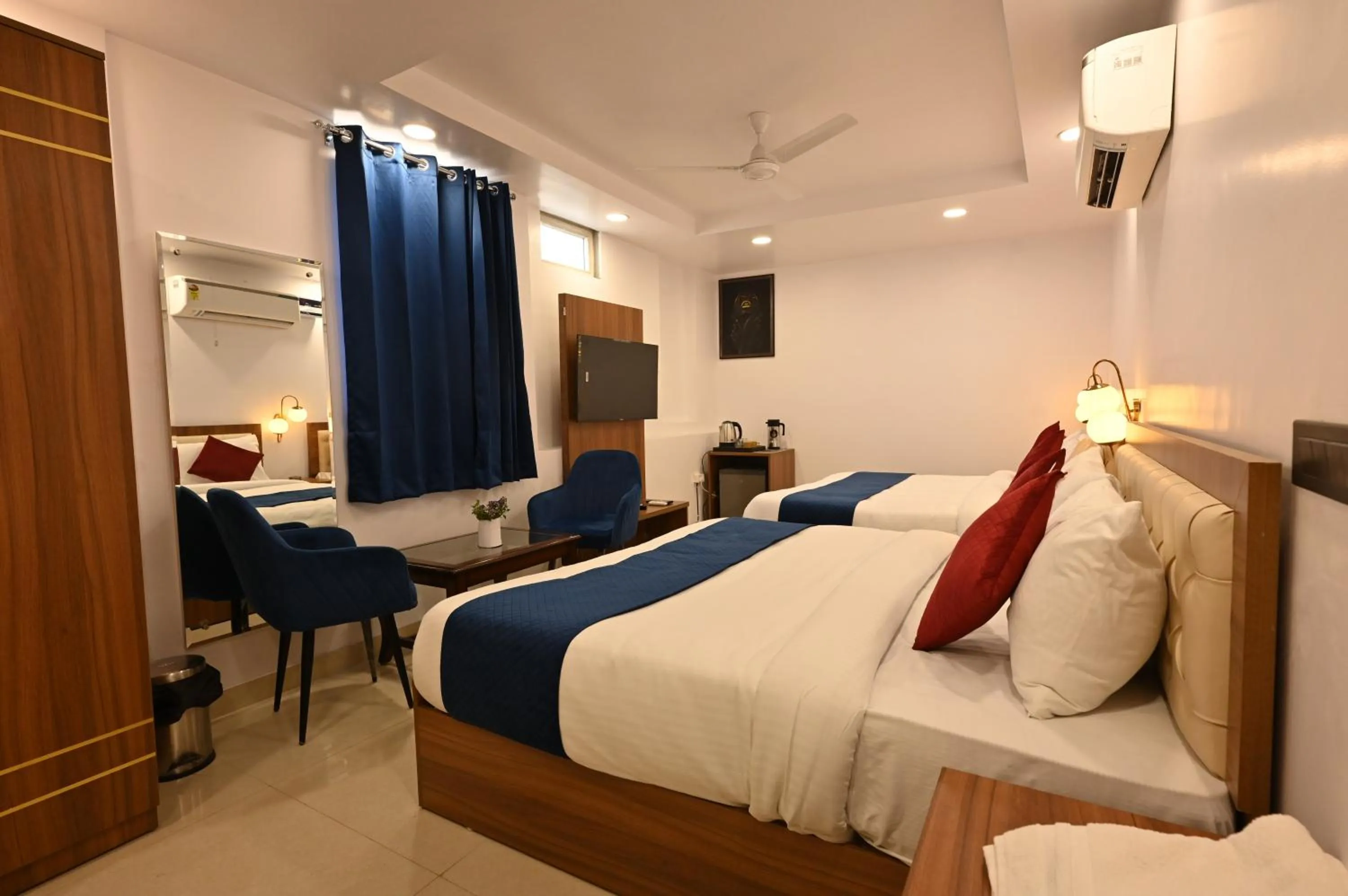 Bed in Hotel Down Town Paschim Vihar