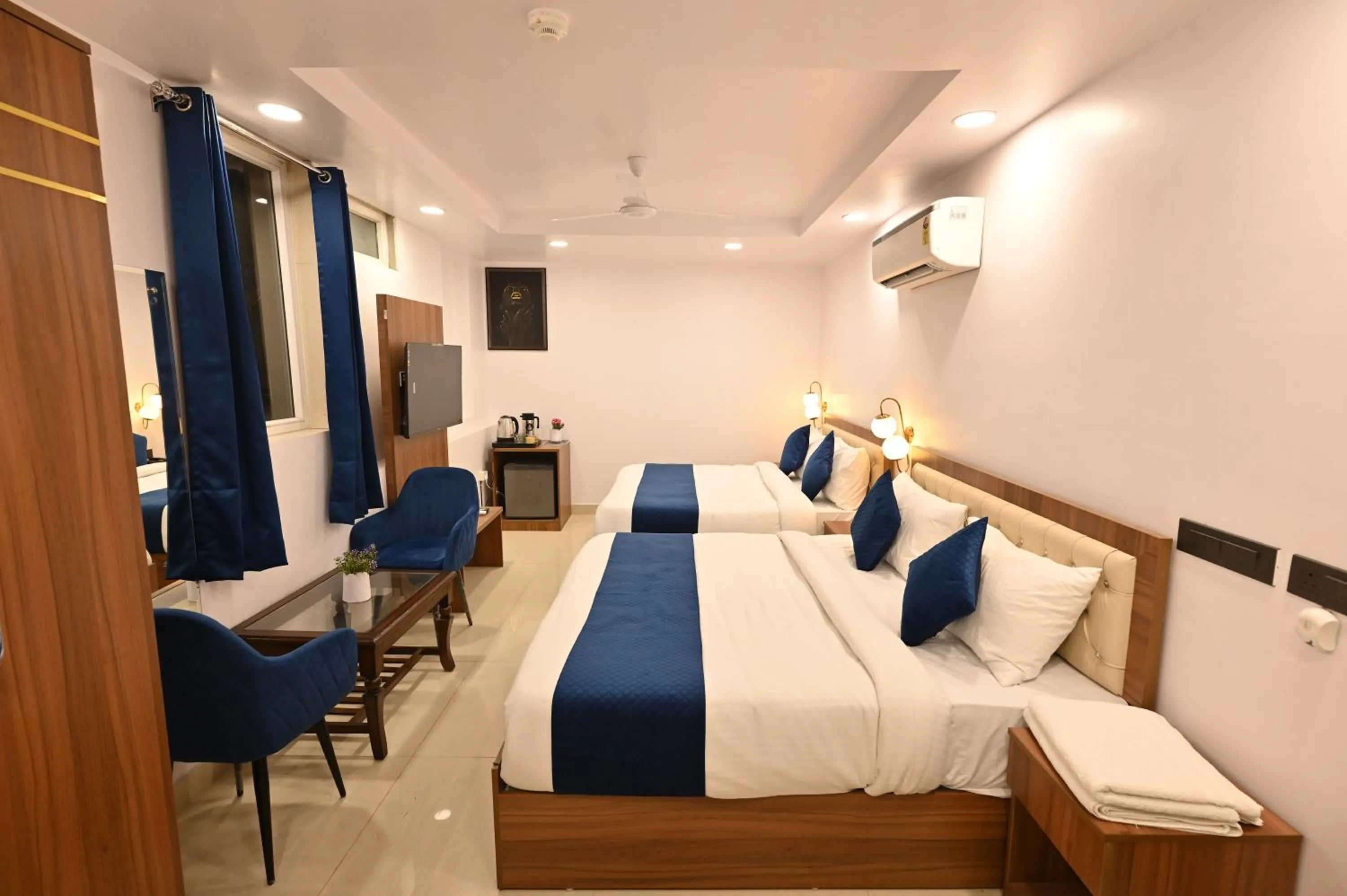 Bed in Hotel Down Town Paschim Vihar