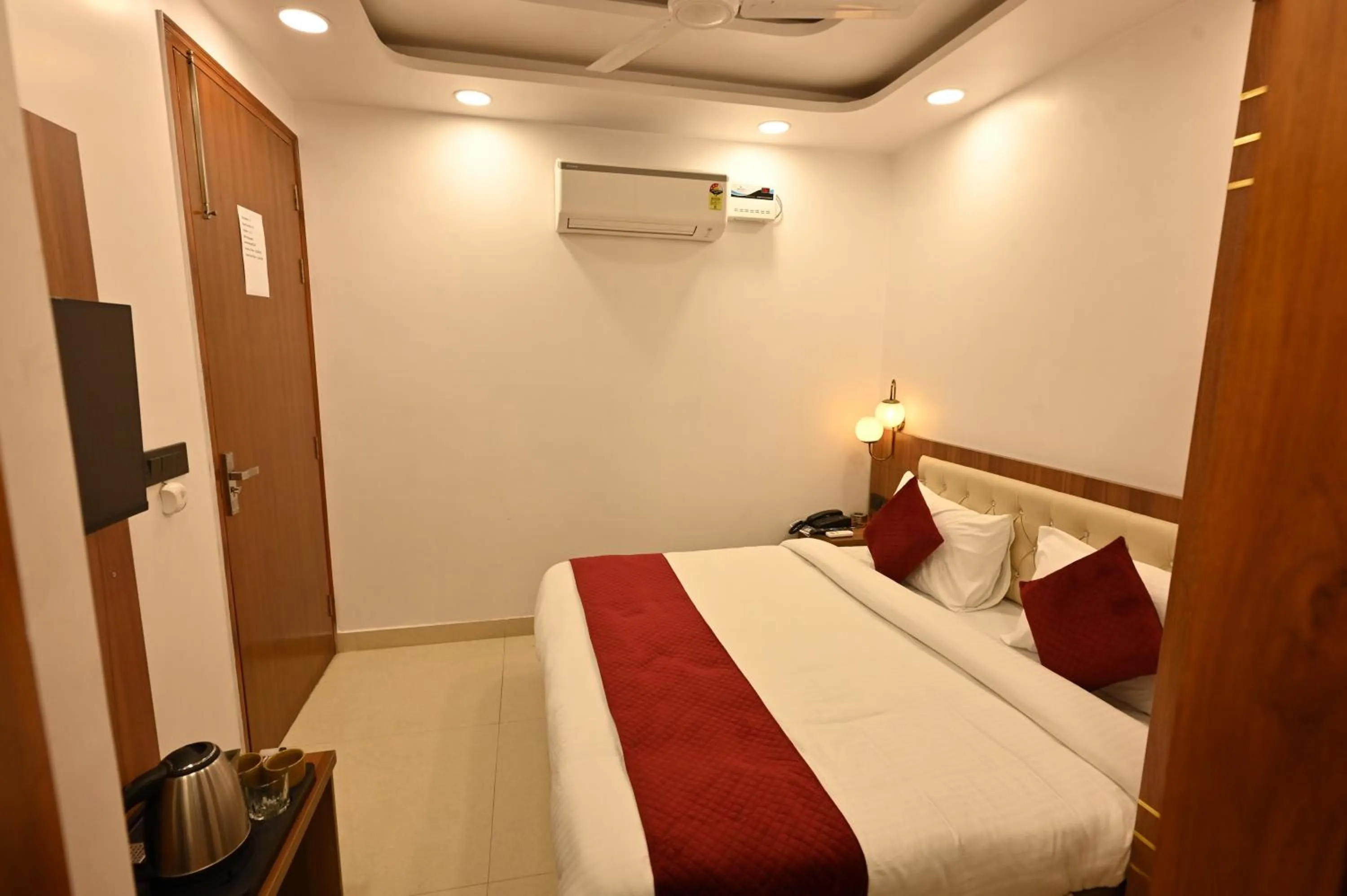 Bed in Hotel Down Town Paschim Vihar