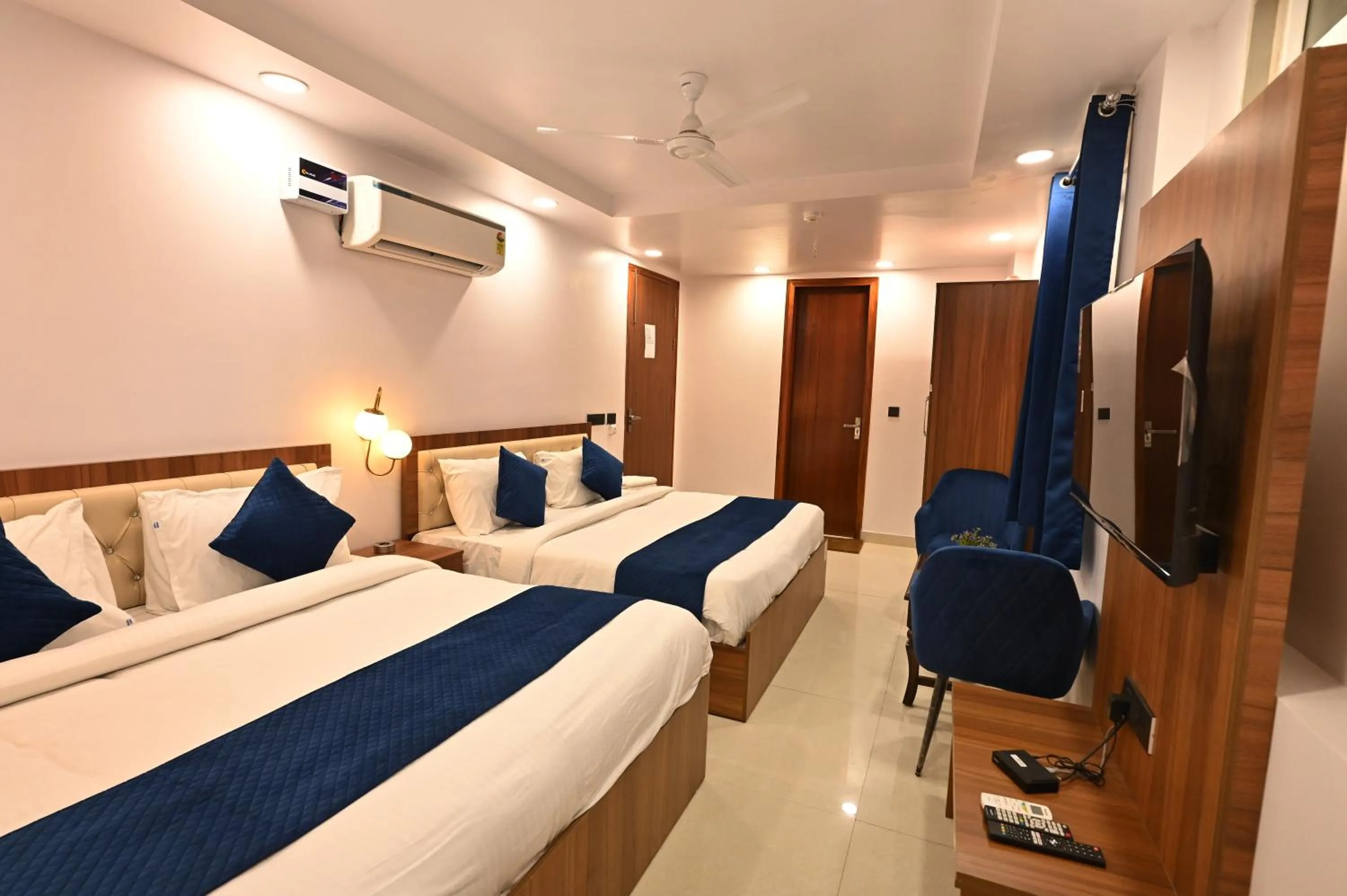 Bed in Hotel Down Town Paschim Vihar