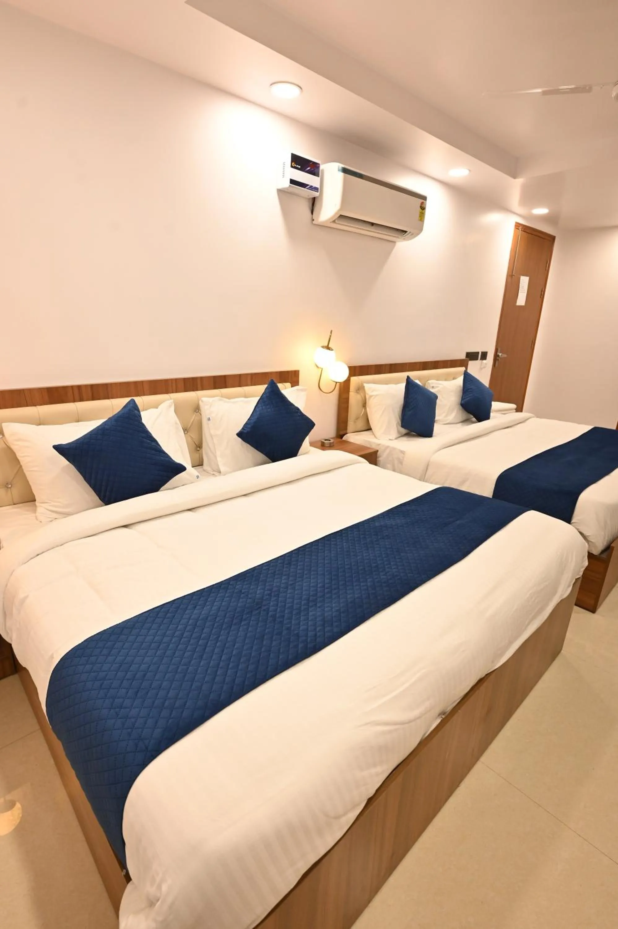Bed in Hotel Down Town Paschim Vihar