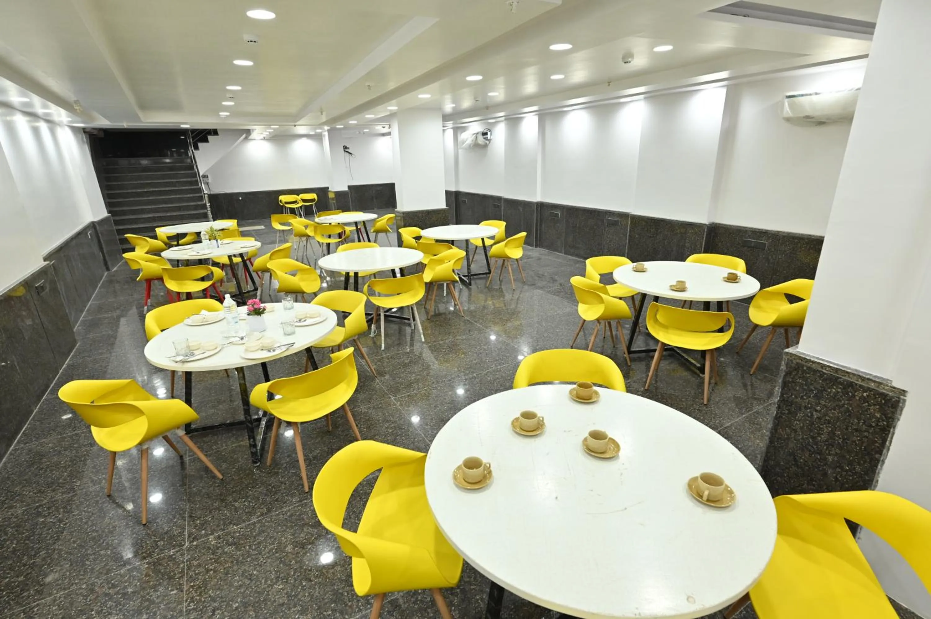 Restaurant/places to eat in Hotel Down Town Paschim Vihar
