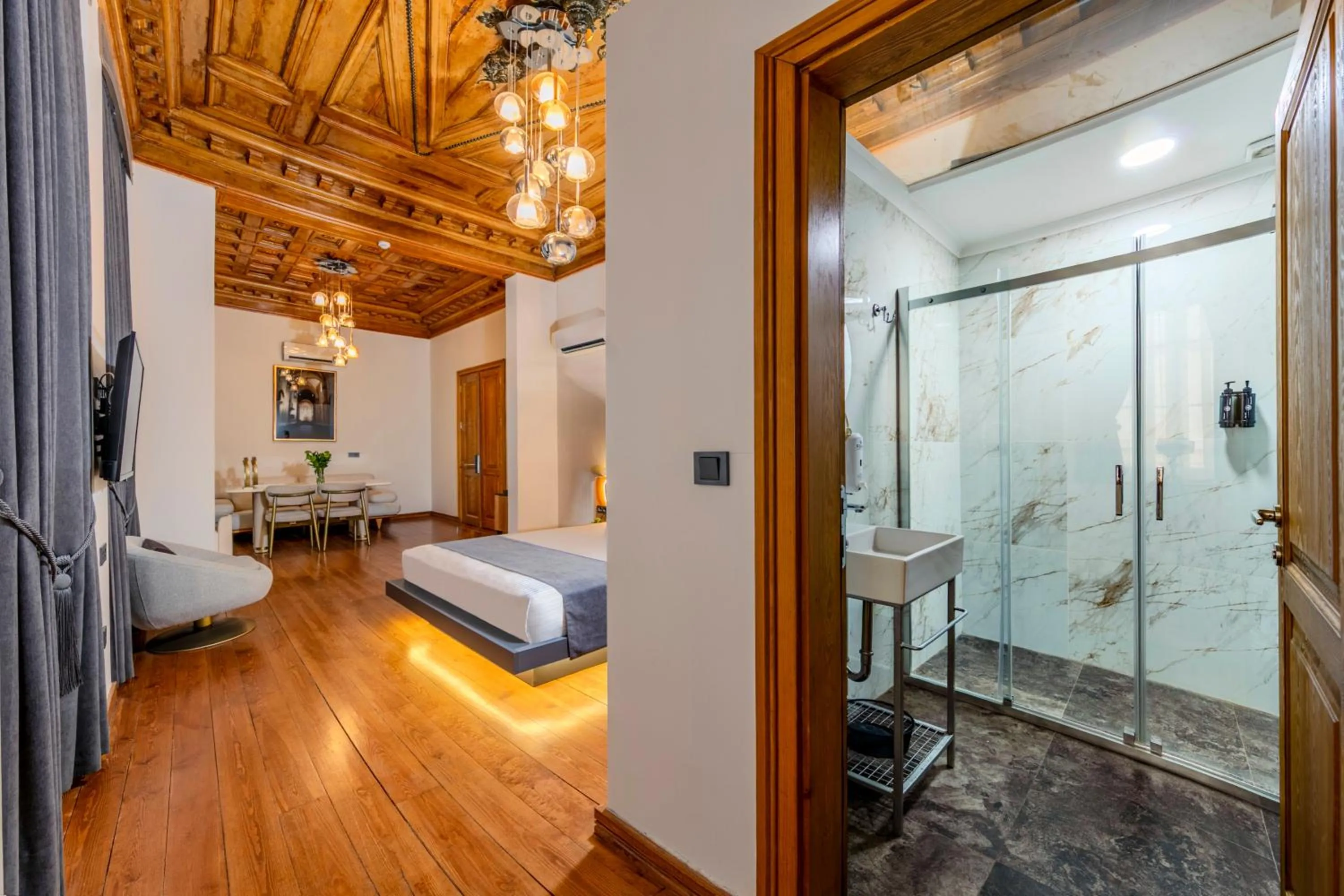 Photo of the whole room, Bed in Elmira Pera Hotel & - Special Class