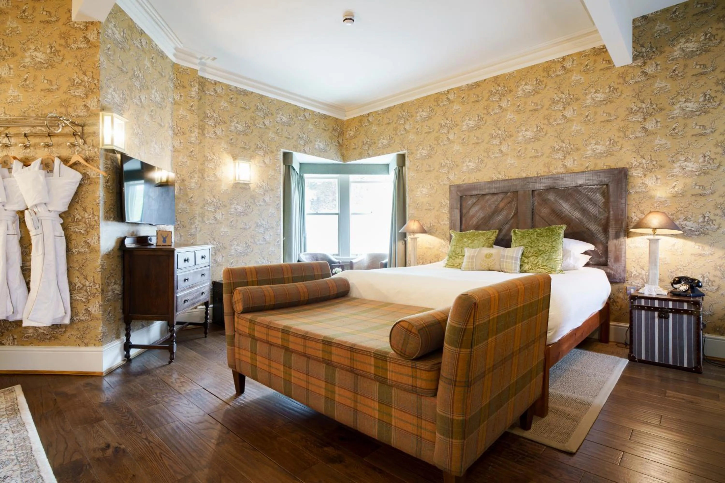 Photo of the whole room, Bed in The White Buck