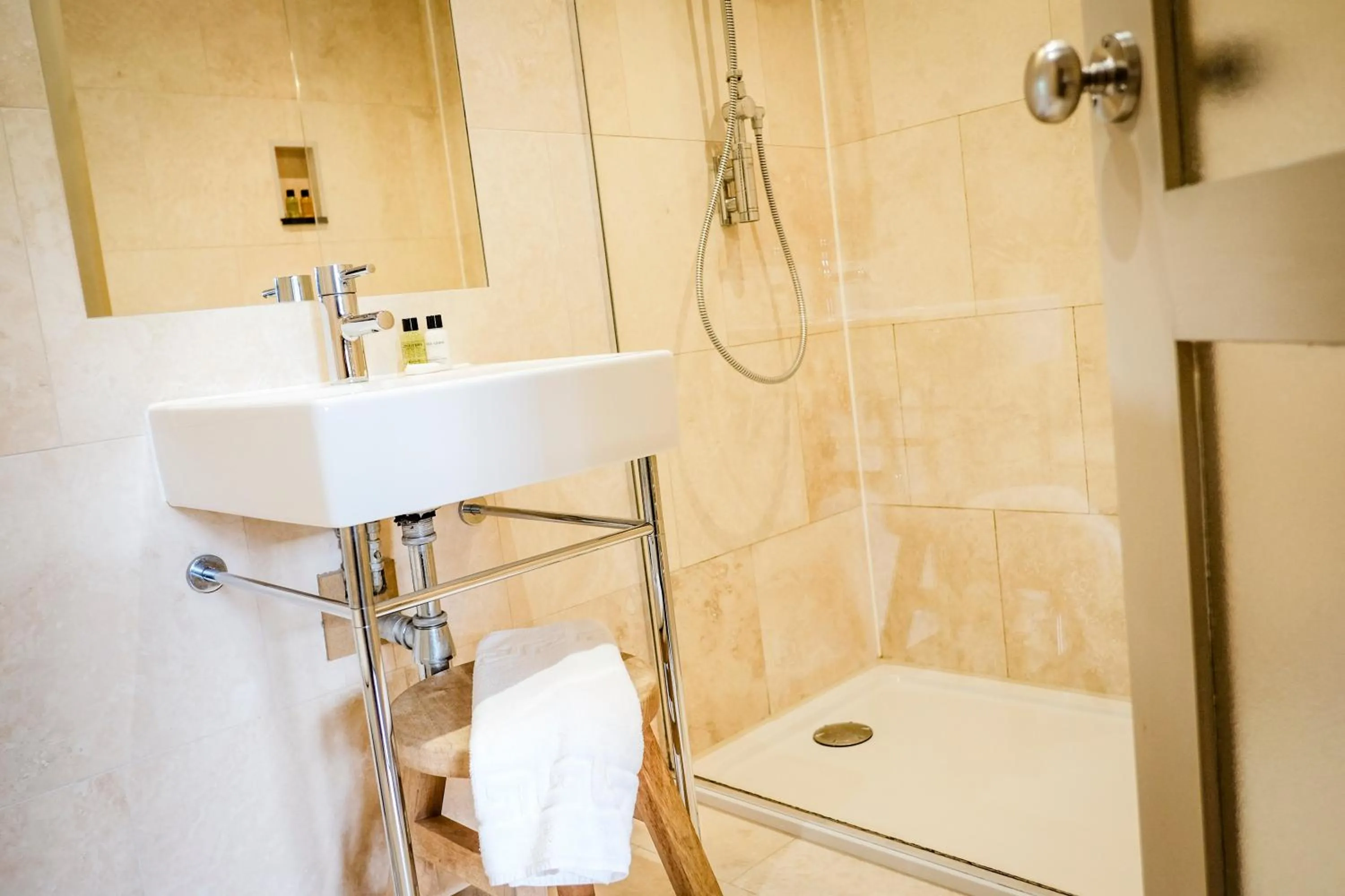 Shower in The White Buck