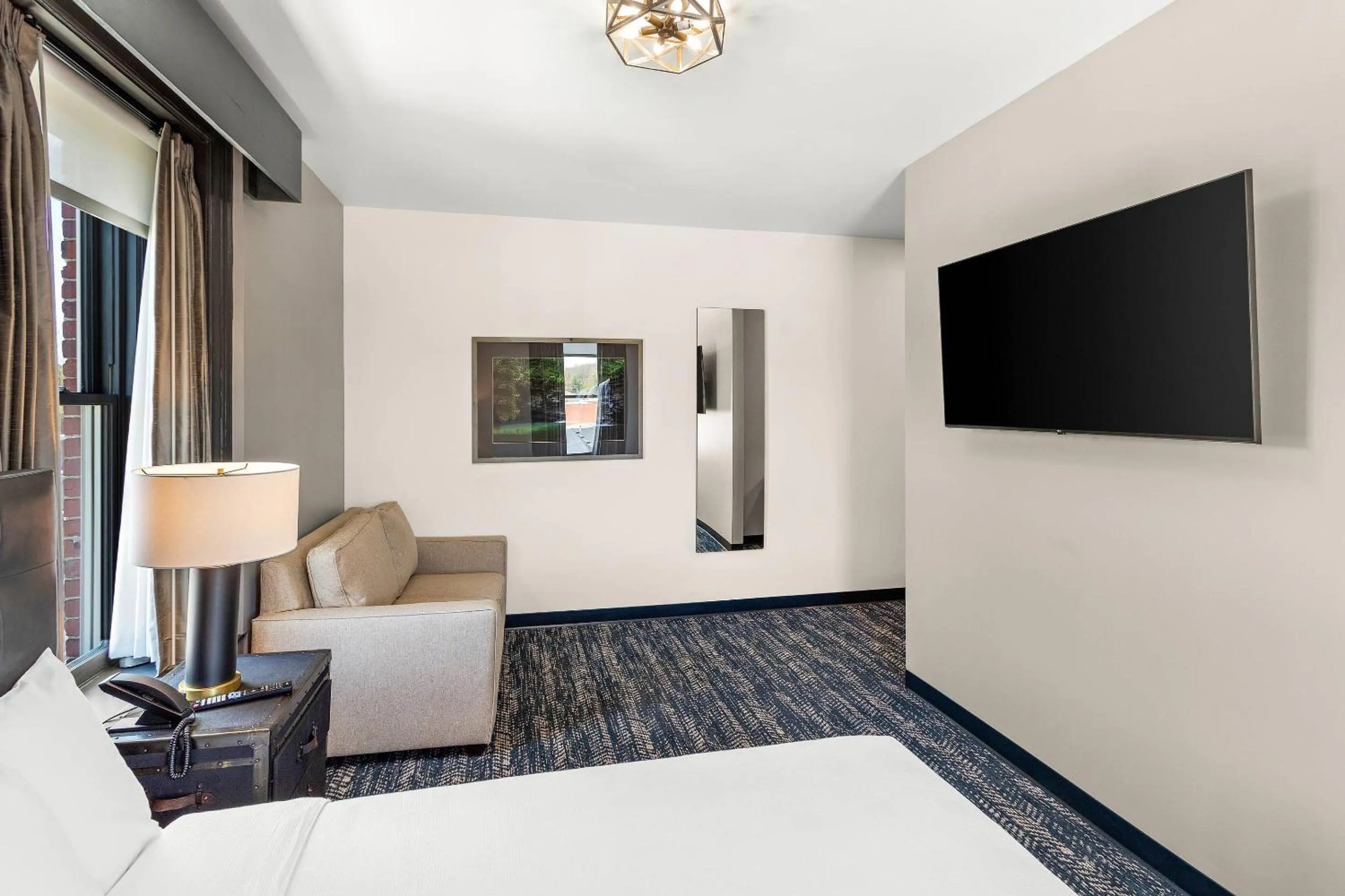 Bedroom, Bed in Tygart Hotel, an Ascend Collection Hotel