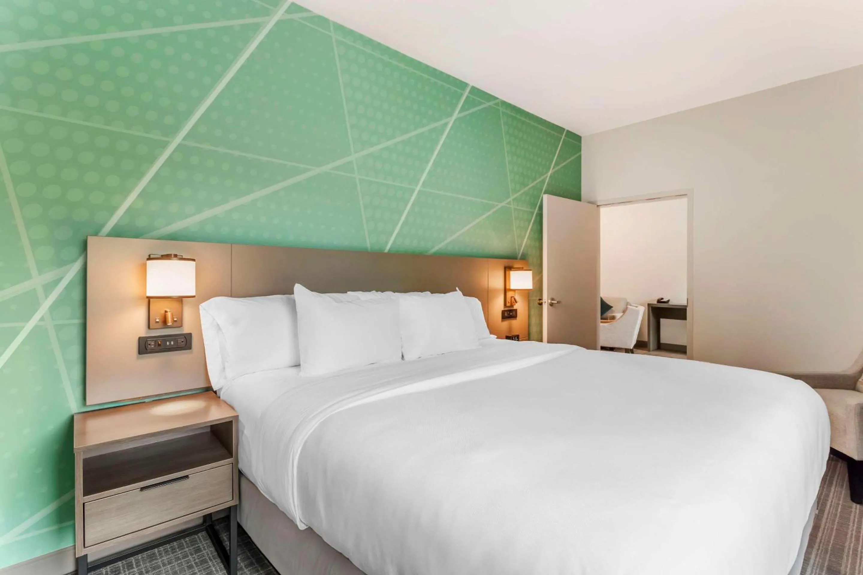 Bedroom, Bed in Comfort Suites Gatlinburg Downtown-Convention Center