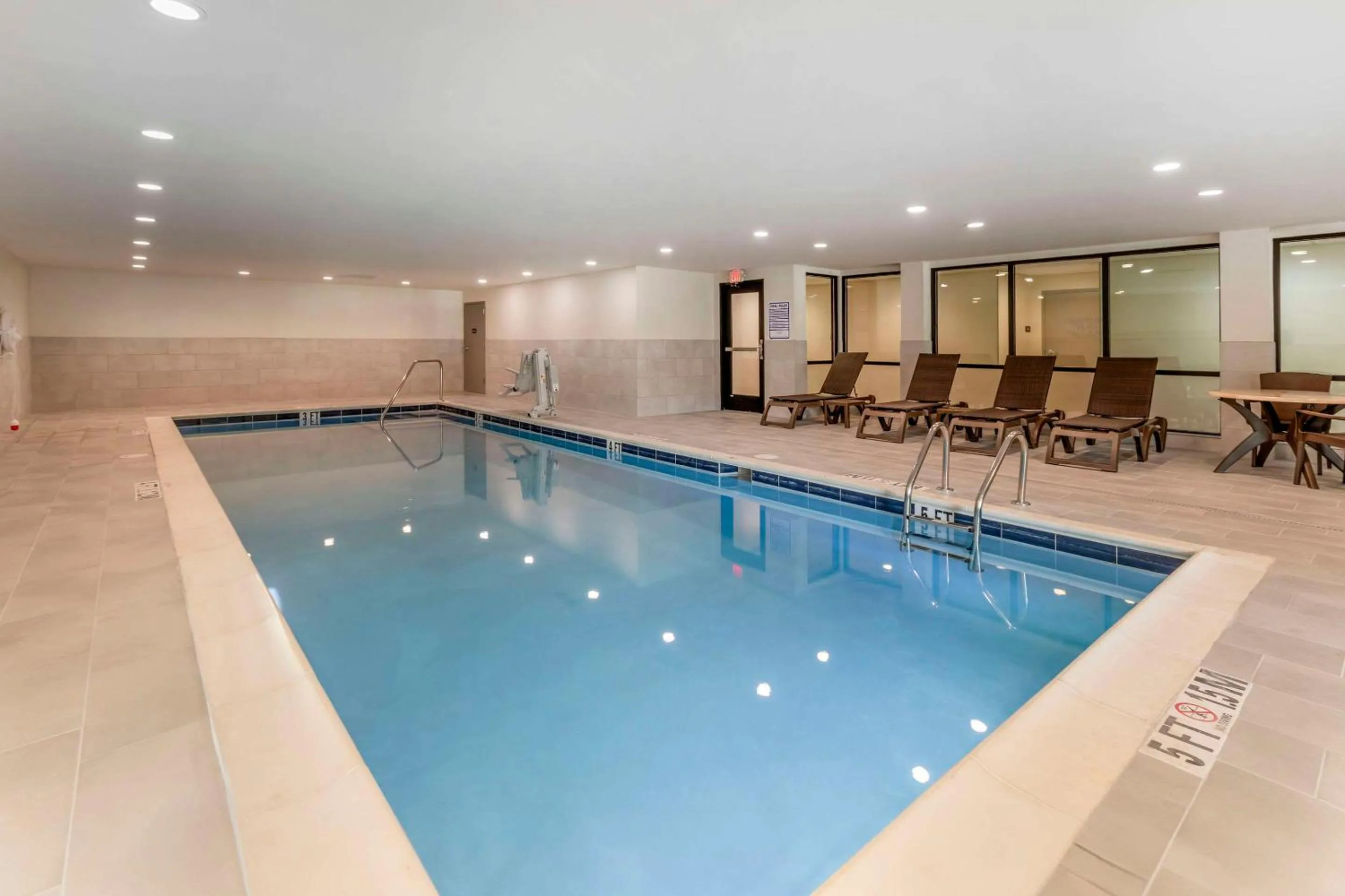 Swimming pool in Comfort Suites Gatlinburg Downtown-Convention Center