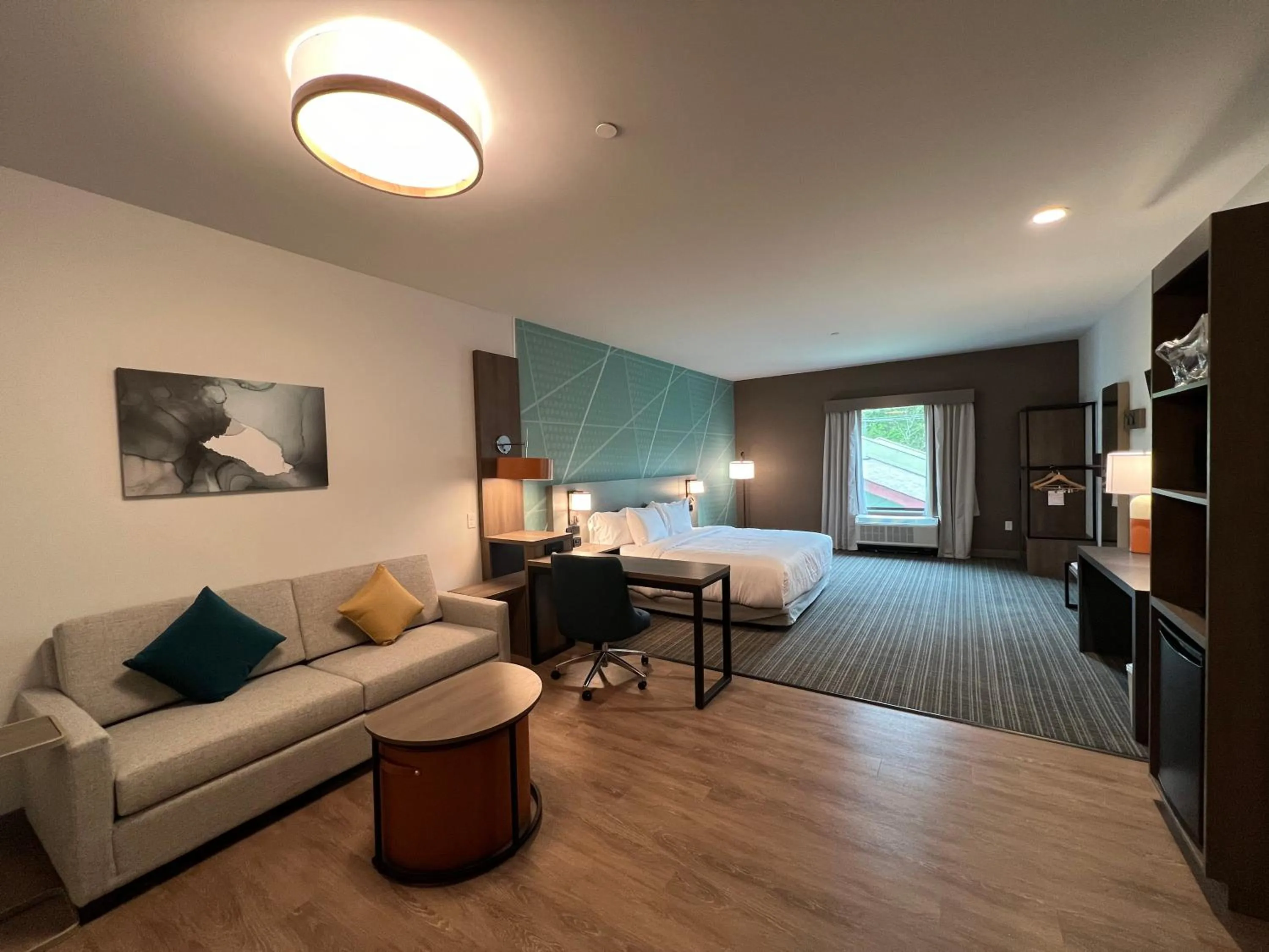 TV and multimedia, Bed in Comfort Suites Gatlinburg Downtown-Convention Center