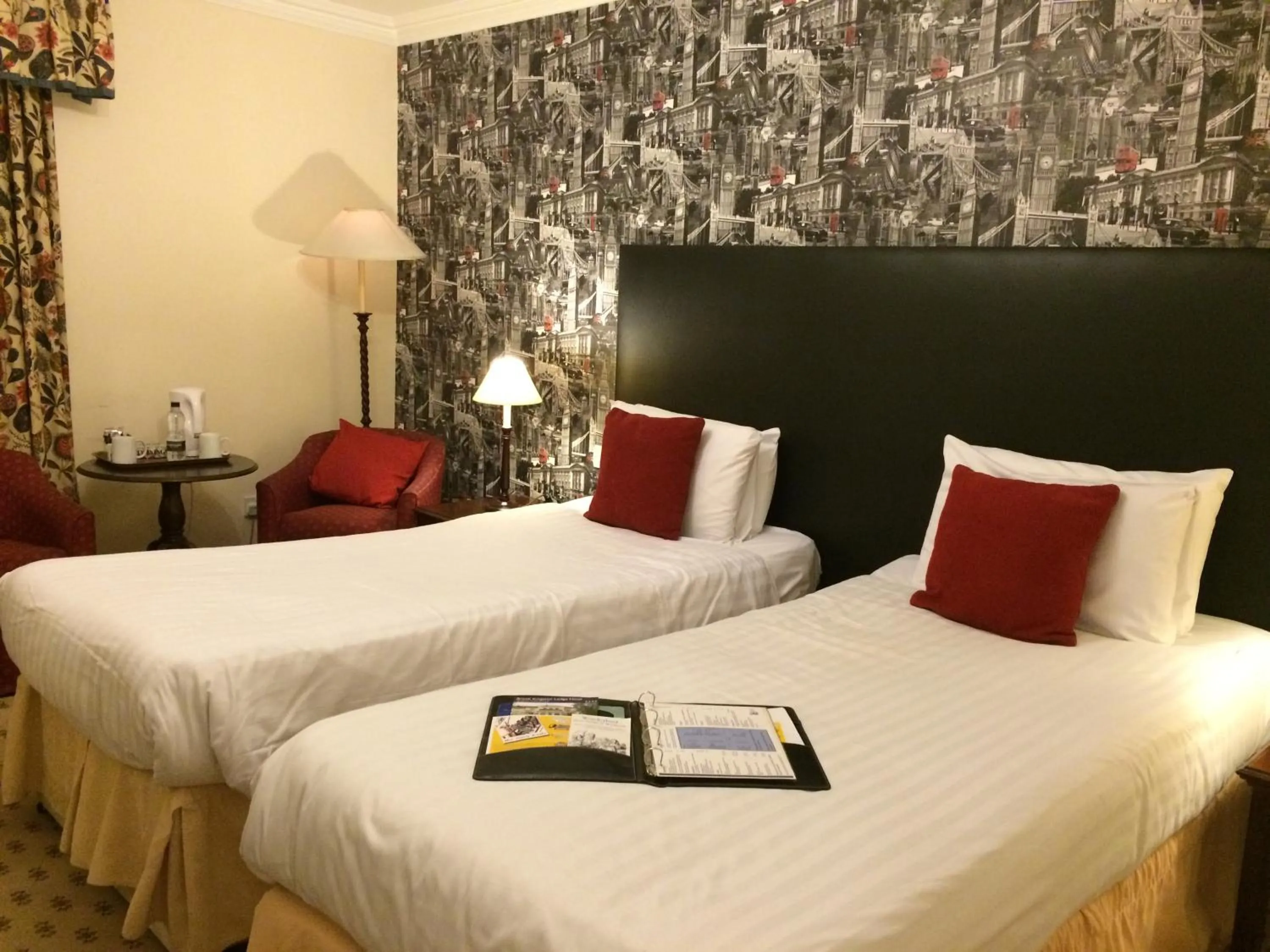 Bed in Kingston Lodge Hotel