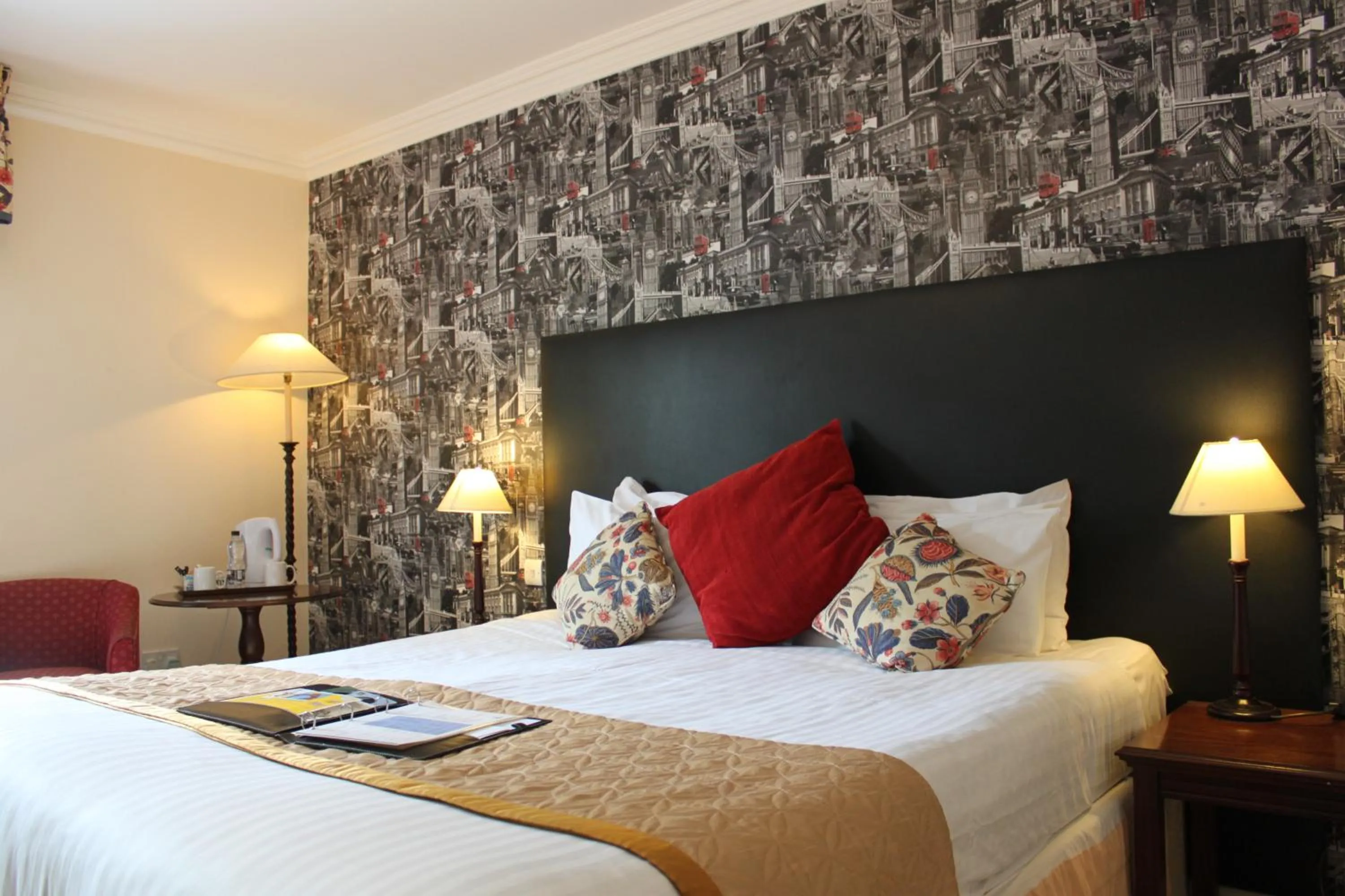 Bed in Kingston Lodge Hotel