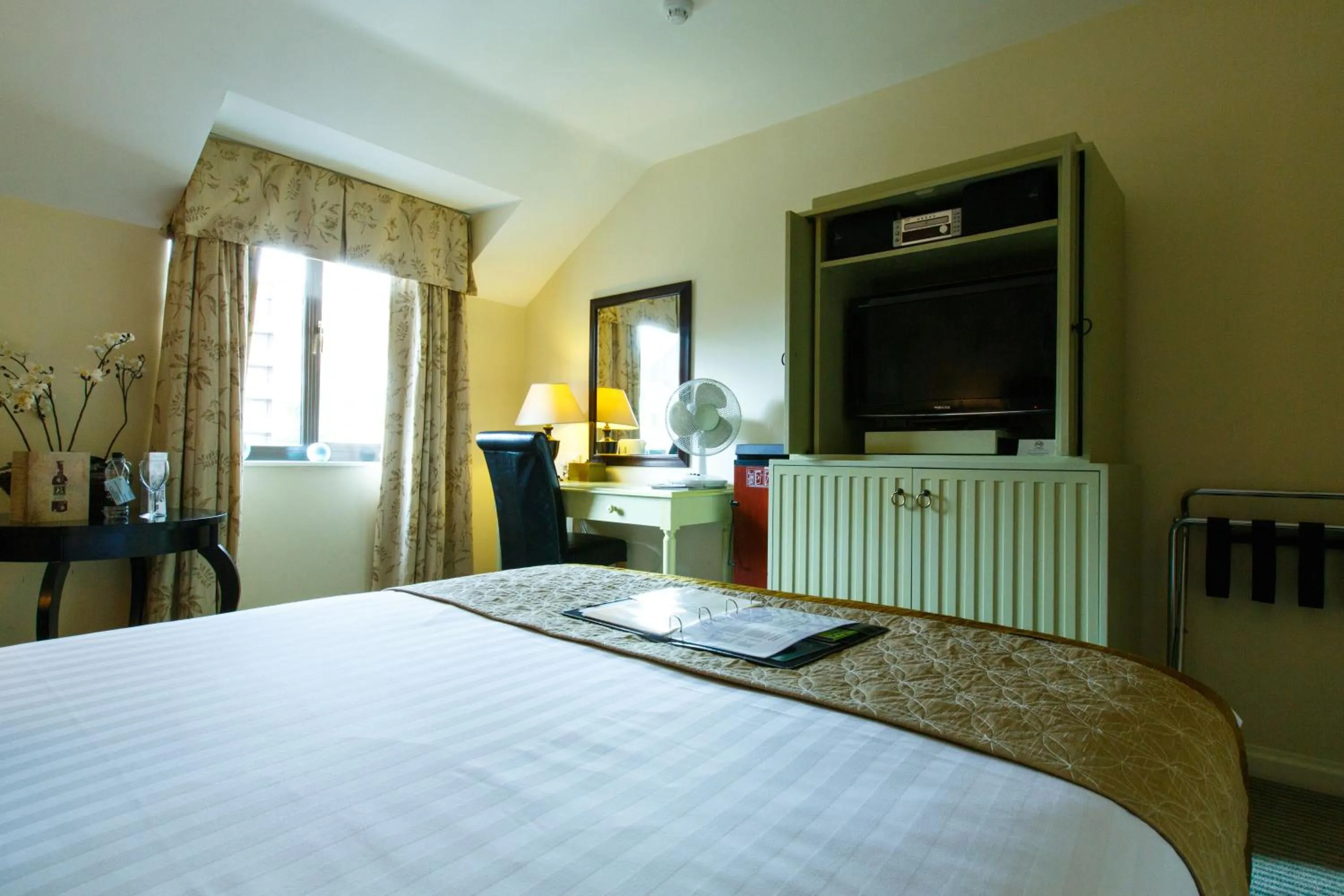 TV and multimedia, TV/Entertainment Center in Kingston Lodge Hotel