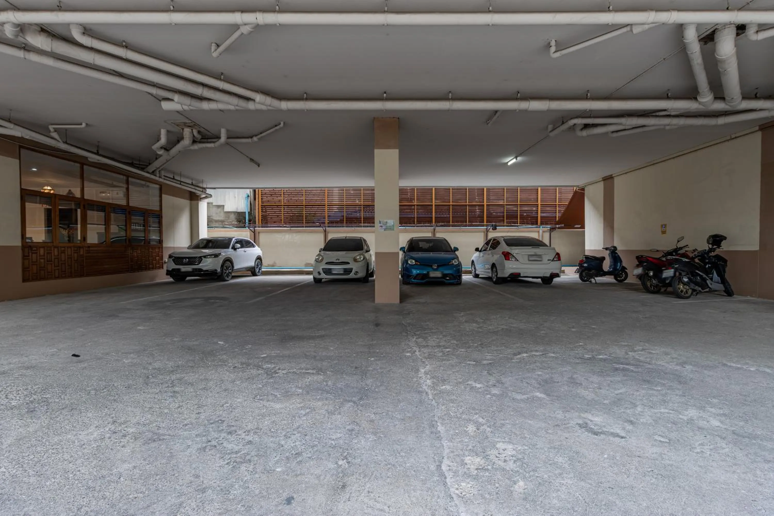 Parking in Budget Stars Hotel Chiang Mai