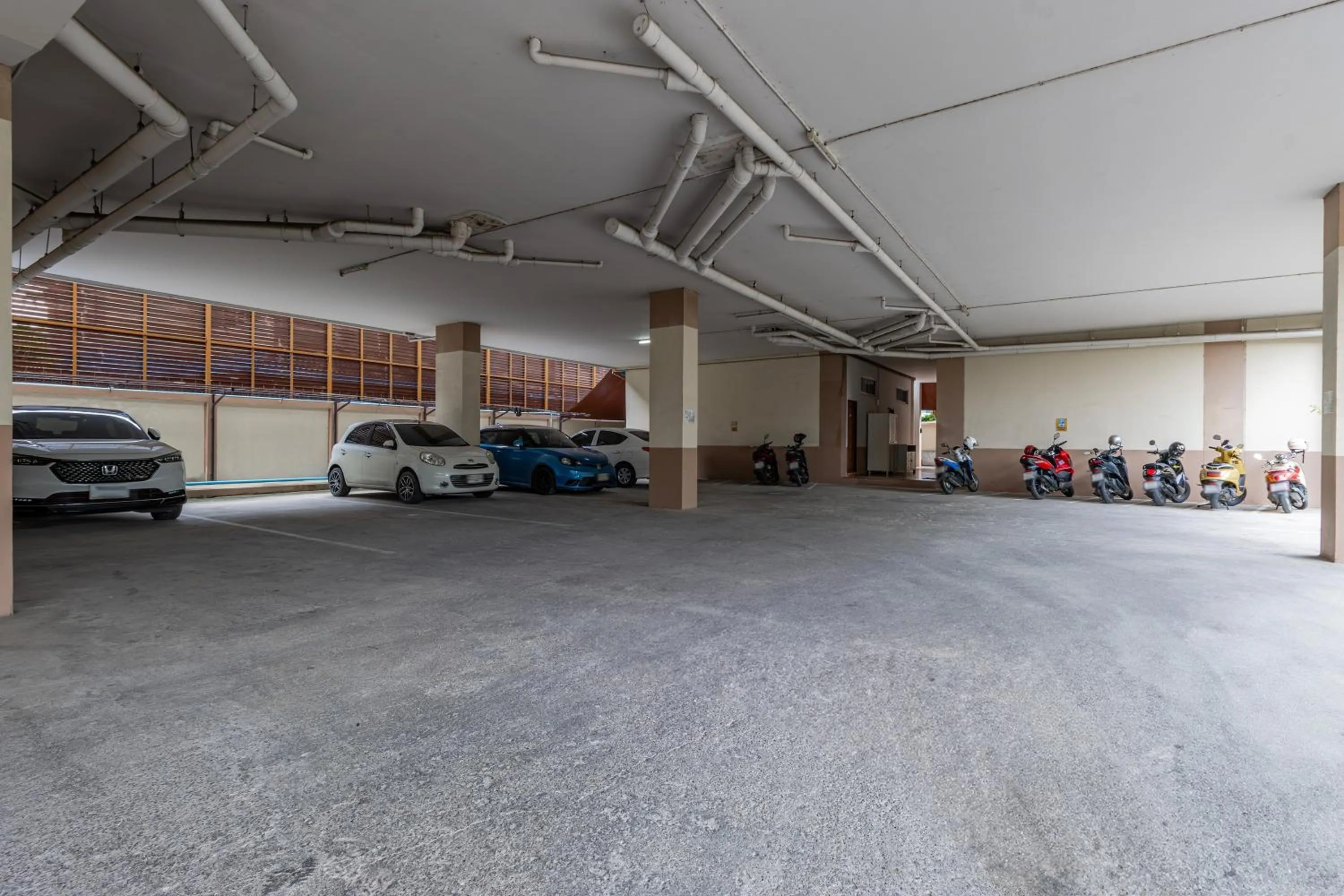 Parking in Budget Stars Hotel Chiang Mai