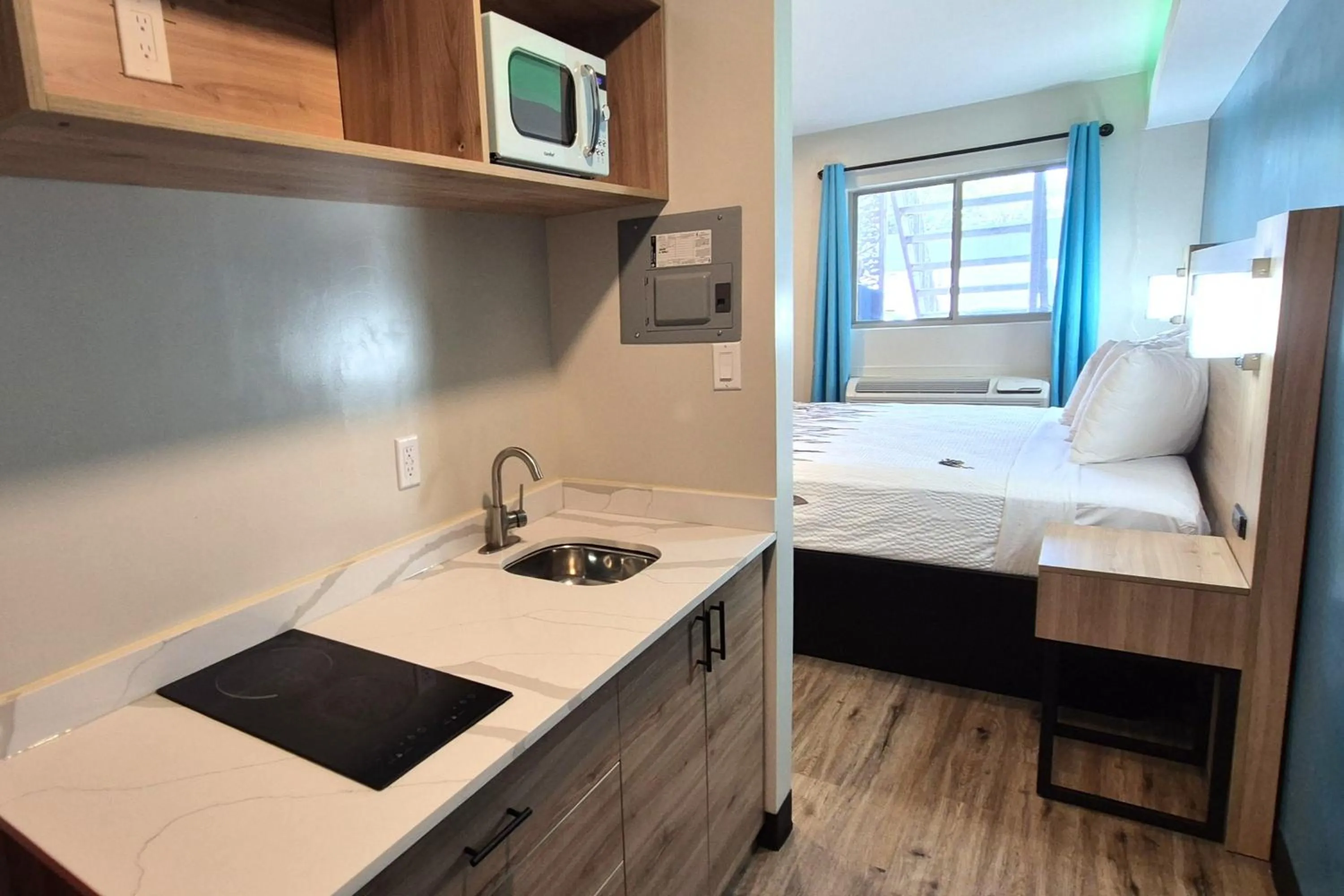 Kitchen or kitchenette, Bed in Exclusivo Inn by OYO Grand Prairie, TX