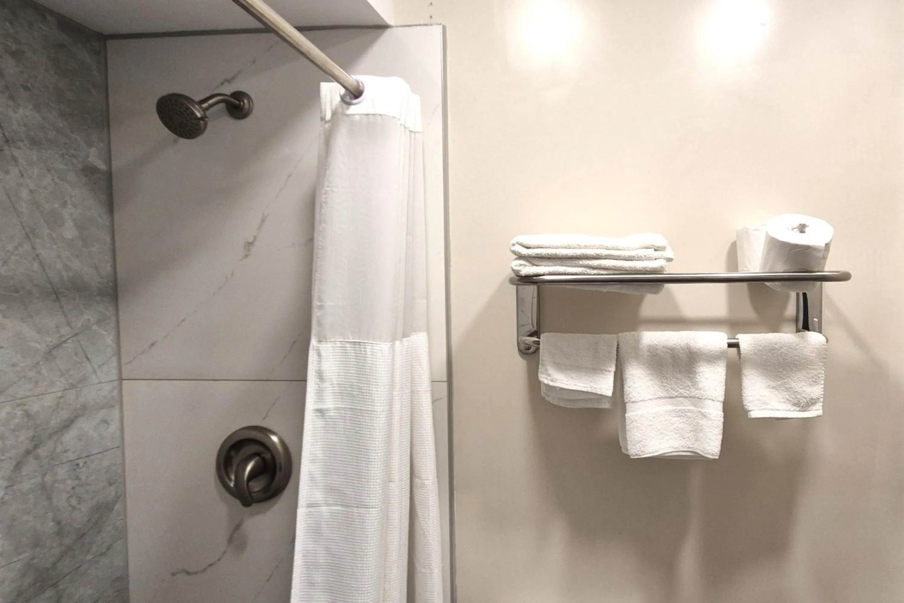 Bathroom in Exclusivo Inn by OYO Grand Prairie, TX