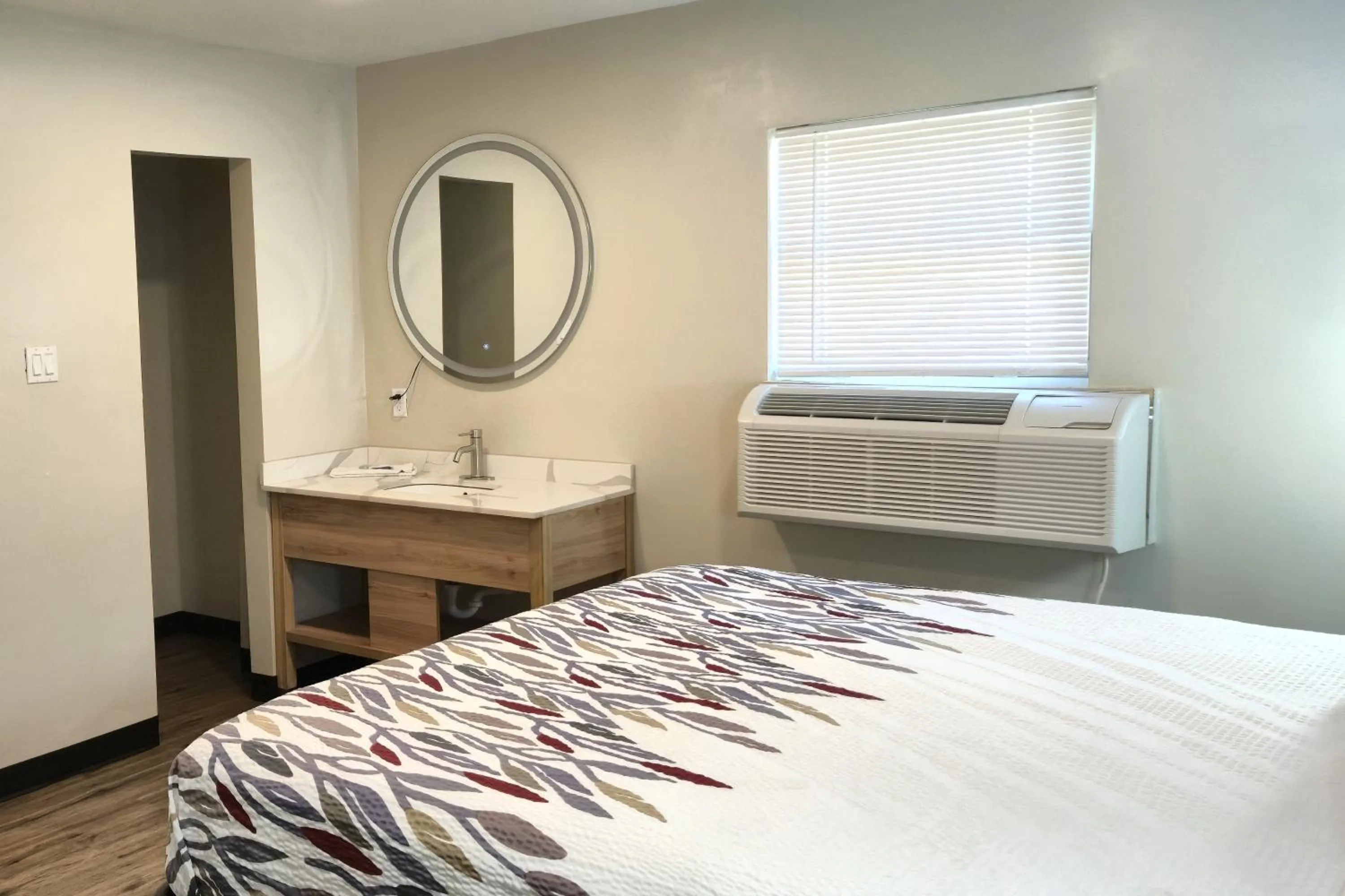 Bathroom, Bed in Exclusivo Inn by OYO Grand Prairie, TX
