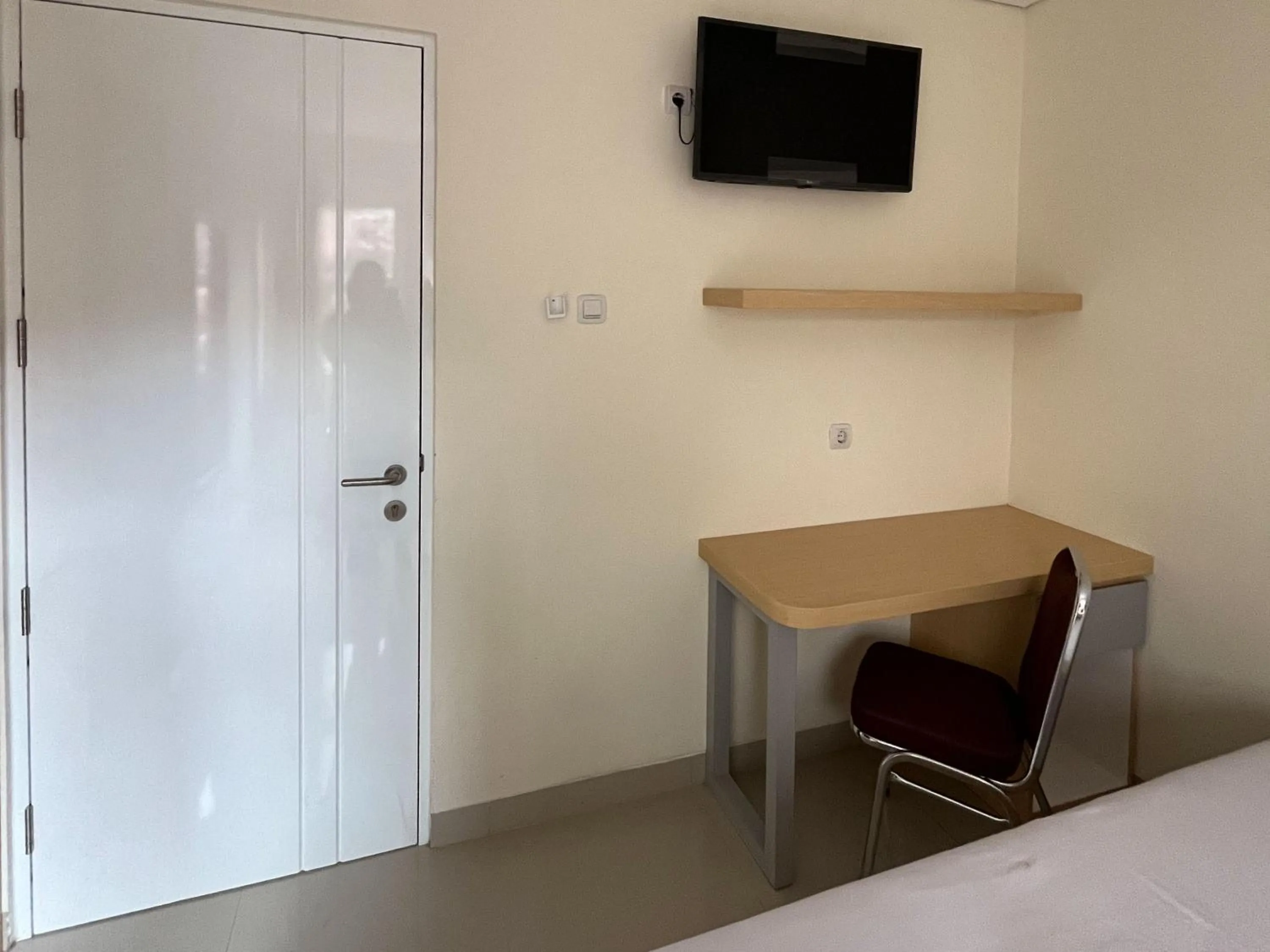 TV and multimedia in Urbanview Indria Inn Solo by RedDoorz