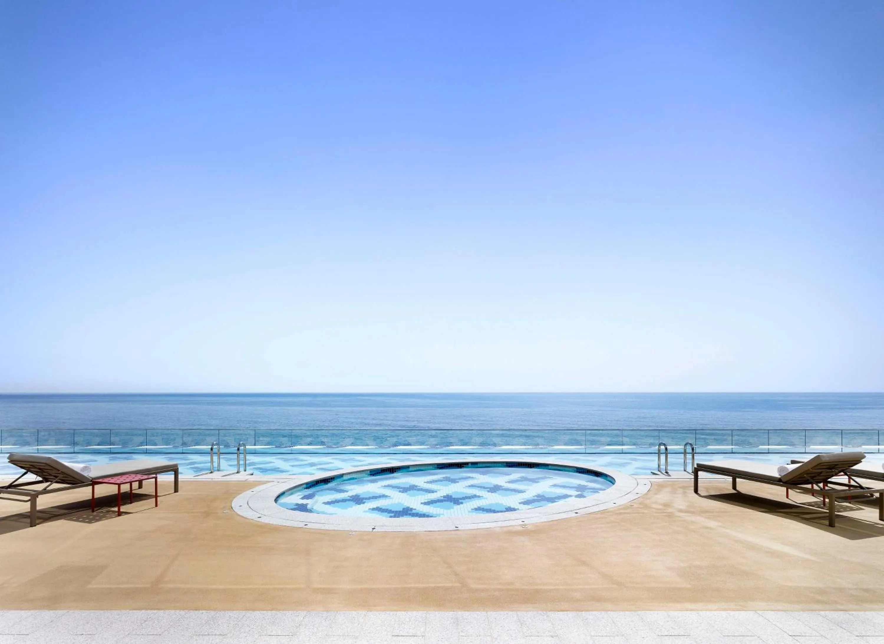 Pool view in Cassia Sokcho