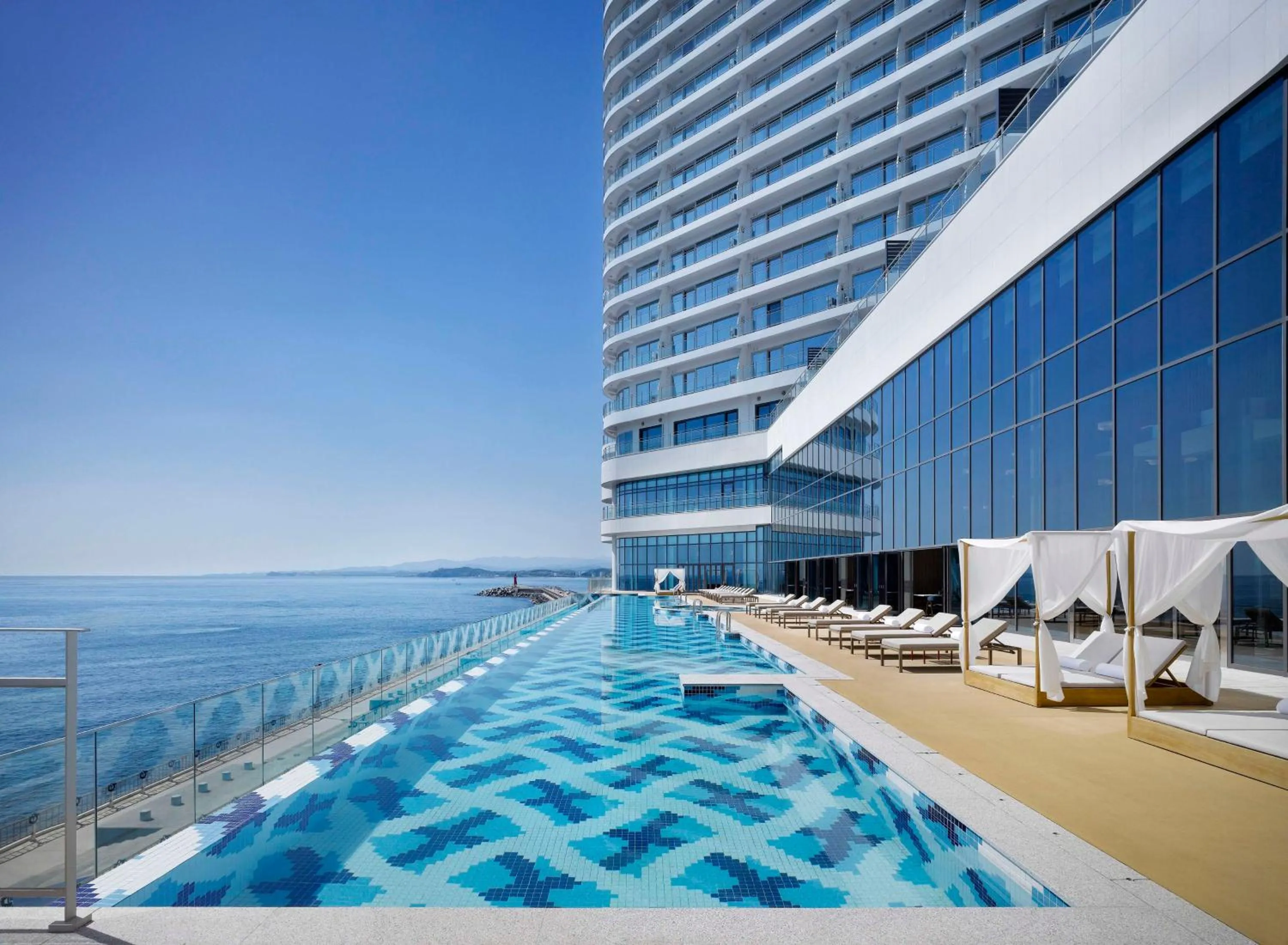 Pool view in Cassia Sokcho