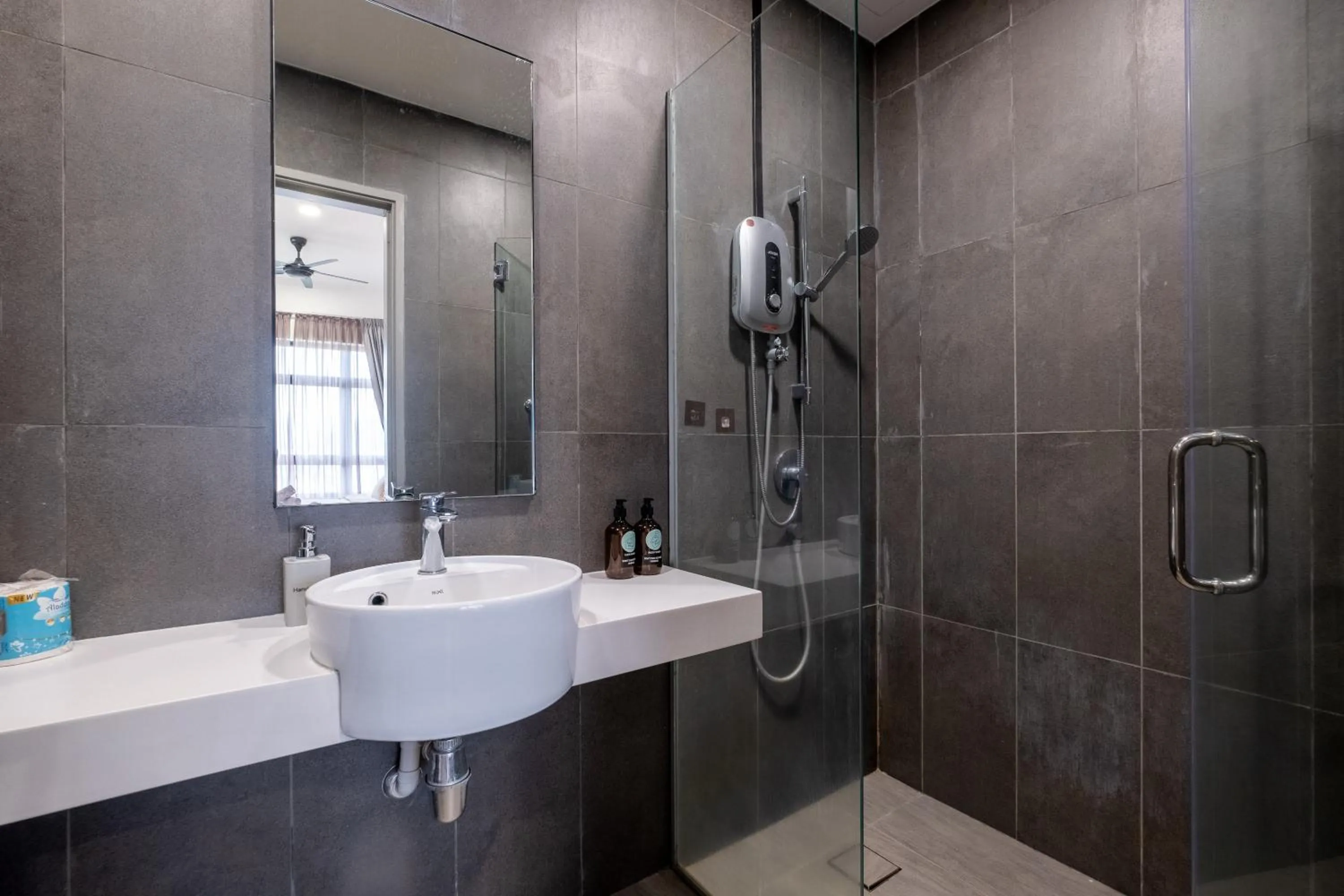 Shower in Premium Classy 4Room@Astoria Ampang 12pax 6km KLCC