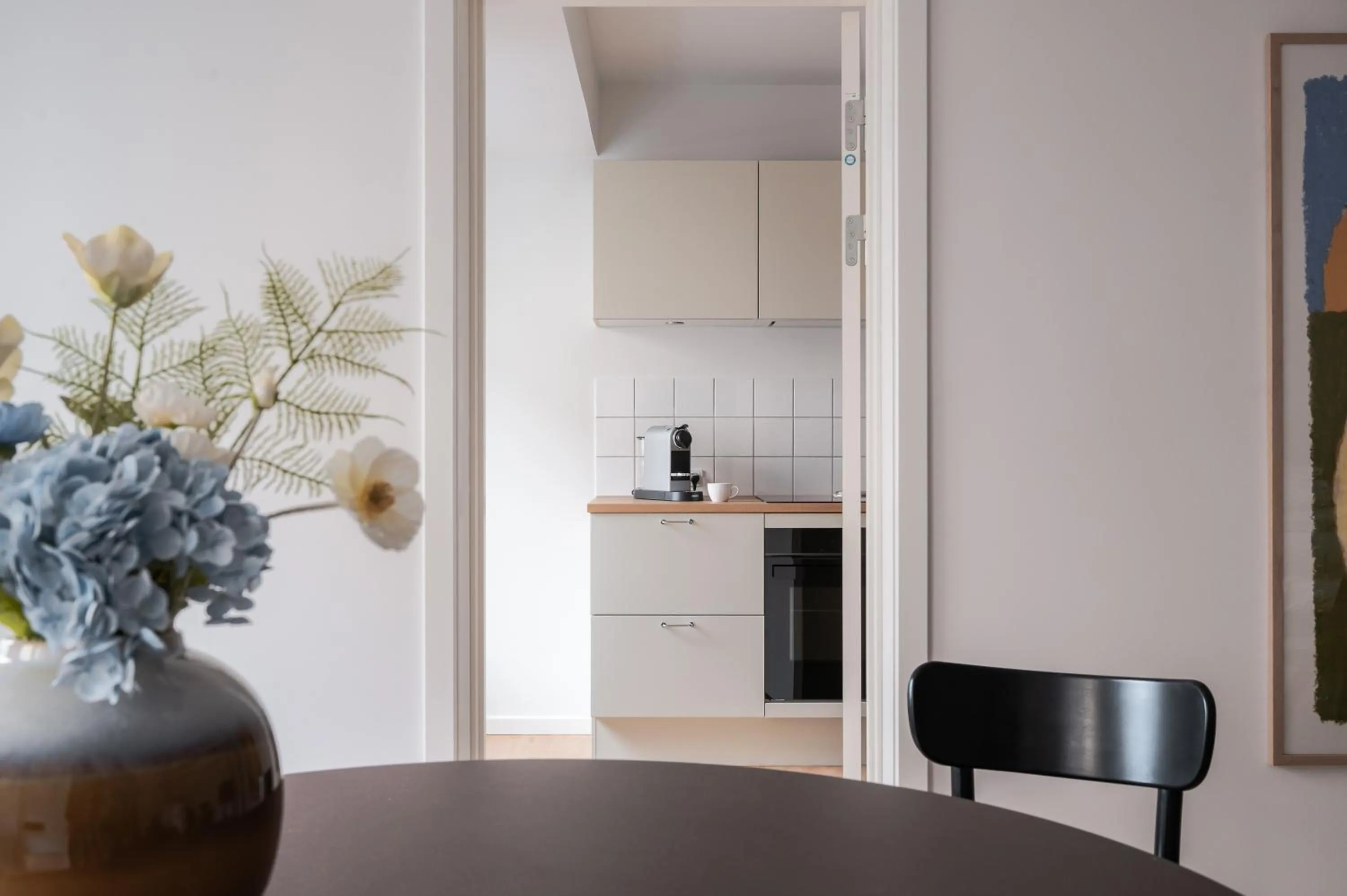 Dining area in Queens Courtyard by Daniel&Jacob's
