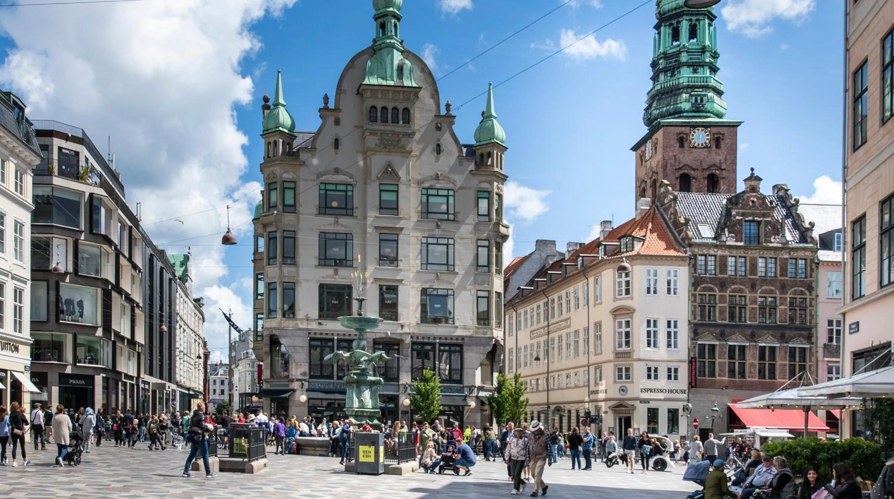 Neighbourhood in Queens Courtyard by Daniel&Jacob's