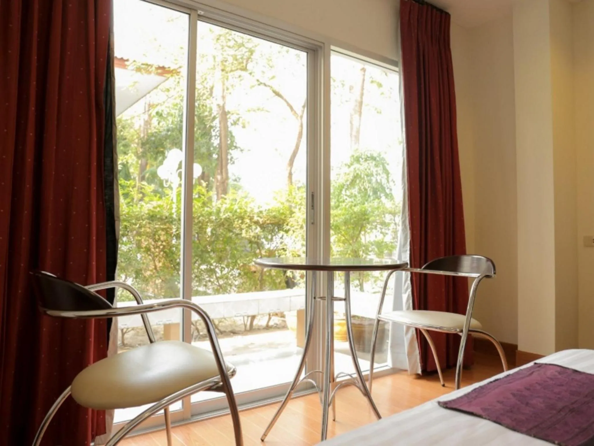 Seating area, Bed in Kiatthada Resort