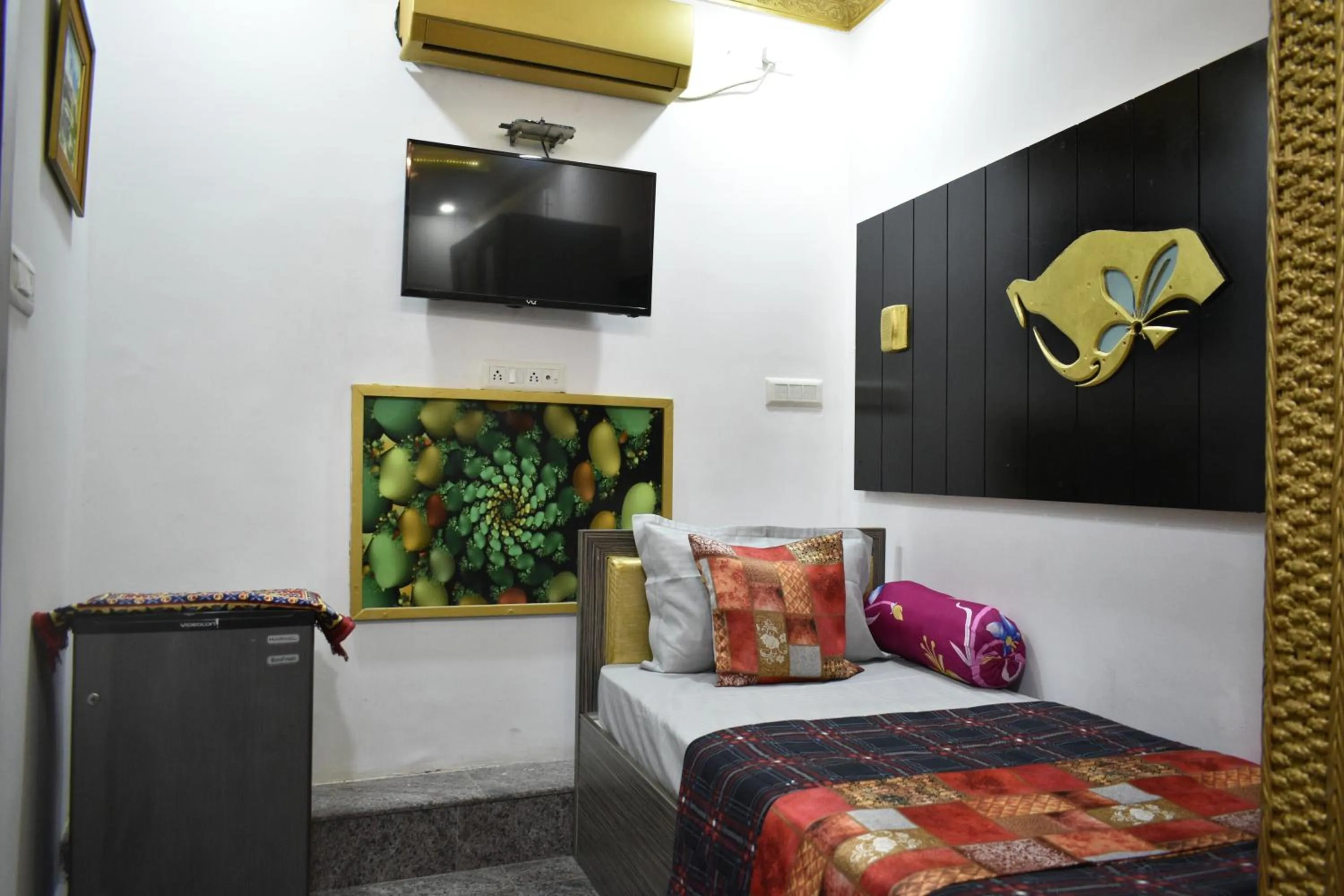 Bedroom, Bed in Ya Inn Rooms & Suites