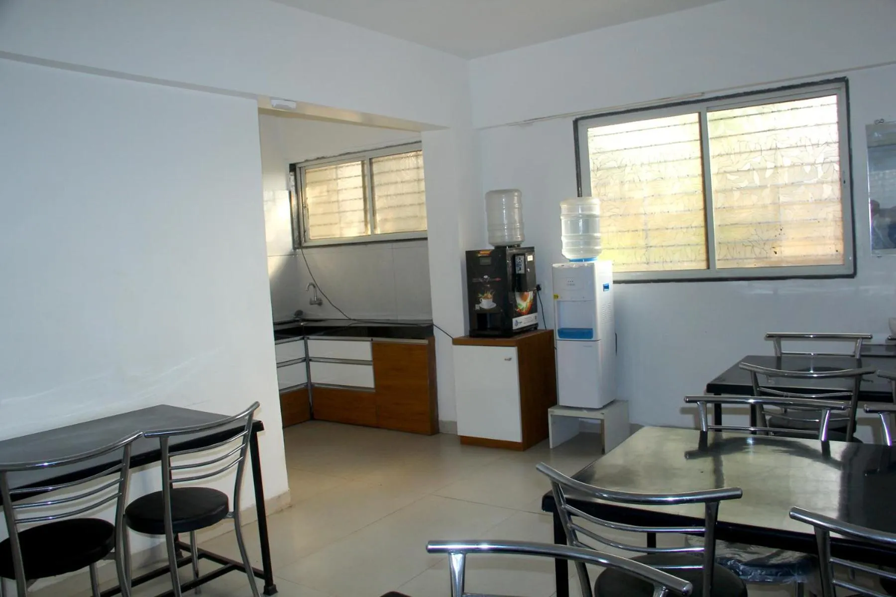 Dining area in Hotel Ambai Executive