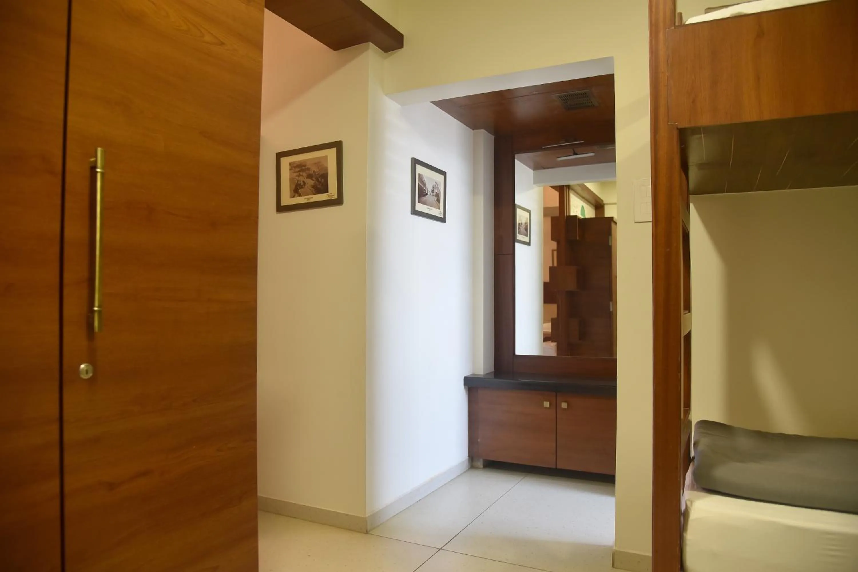 wardrobe in Hotel Old Urban Guest House