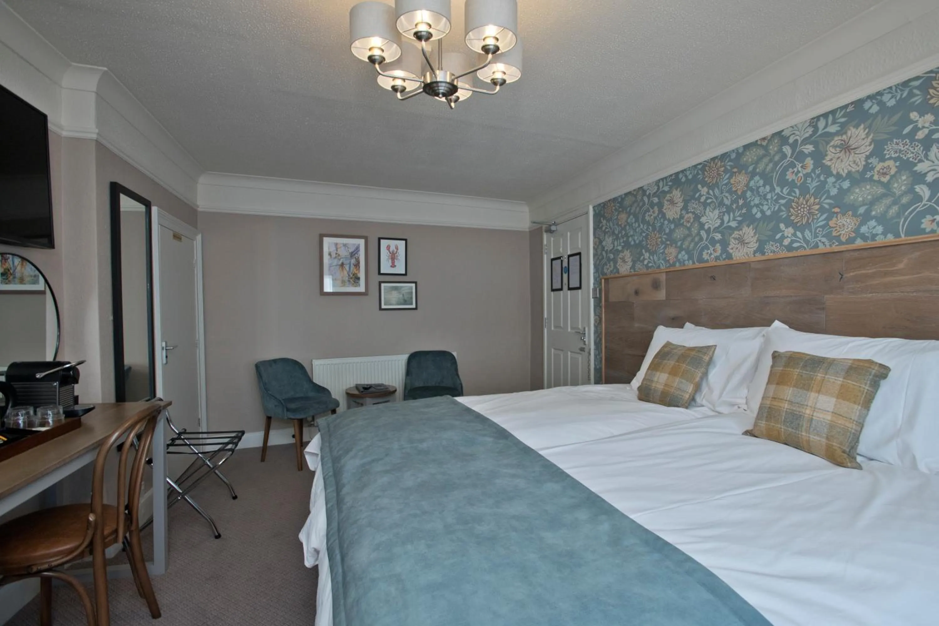 Bedroom, Bed in The Lobster