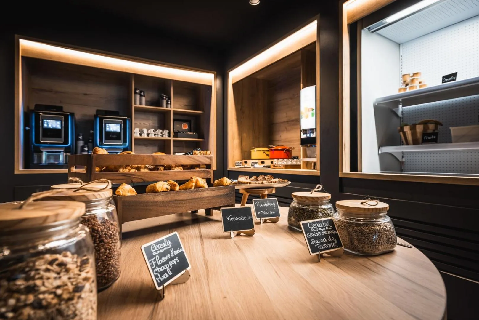 Buffet breakfast in Hotel Base Camp Lodge - Albertville